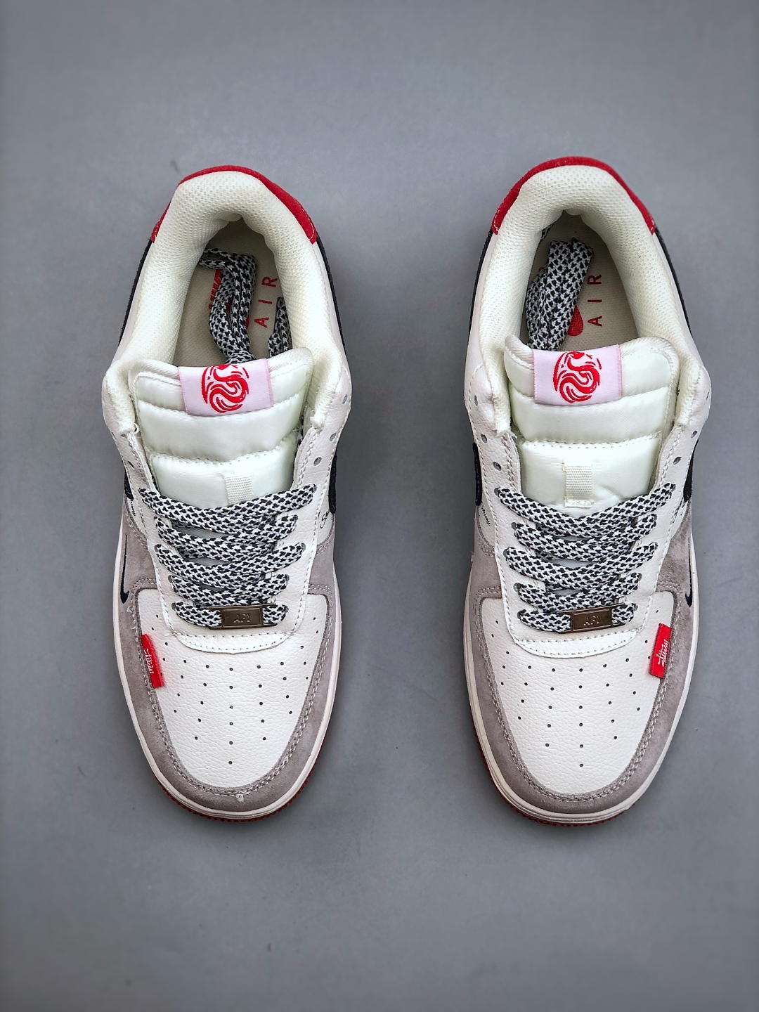 福利特价💰180

 Nike Air Force 1 Low “联名款”空军一号低帮运动休闲板鞋 原楦头原纸板 打造纯正空军版型 专注外贸渠道 全掌内置蜂窝气垫 原盒配件 原厂中底钢印、拉帮完美 货号：XS1958 502 尺码：36-45（半）