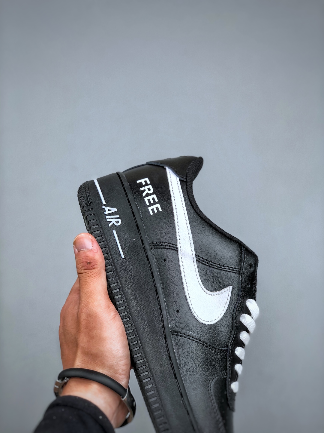 福利特价💰180

 Nike Air Force 1 Low “黑白定制”空军一号低帮运动休闲板鞋 原楦头原纸板 打造纯正空军版型 专注外贸渠道 全掌内置蜂窝气垫 原盒配件 原厂中底钢印、拉帮完美 货号：CW2288 001尺码：36-45（半）