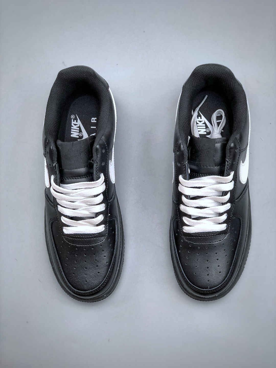 福利特价💰180

 Nike Air Force 1 Low “黑白定制”空军一号低帮运动休闲板鞋 原楦头原纸板 打造纯正空军版型 专注外贸渠道 全掌内置蜂窝气垫 原盒配件 原厂中底钢印、拉帮完美 货号：CW2288 001尺码：36-45（半）
