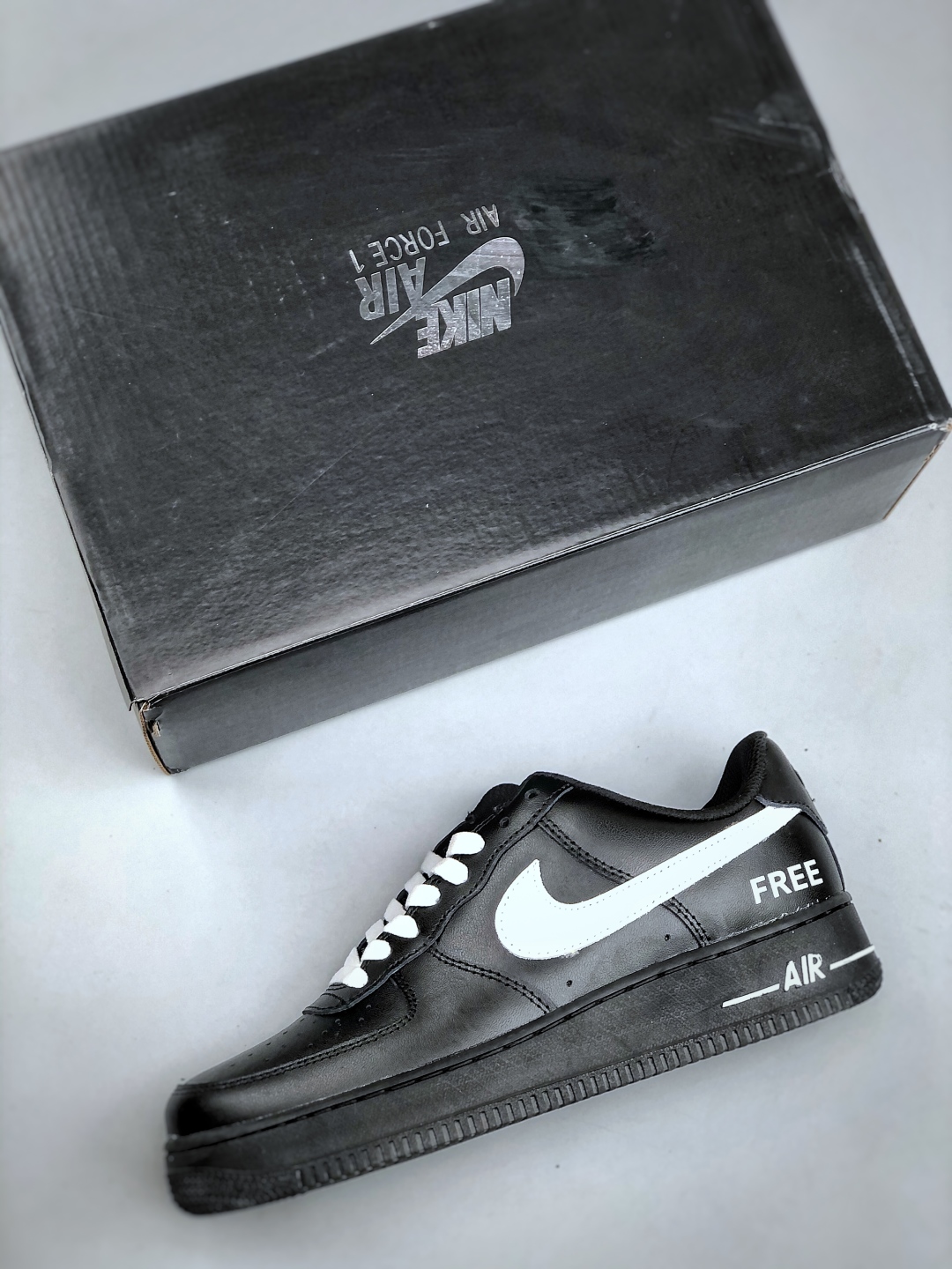 福利特价💰180

 Nike Air Force 1 Low “黑白定制”空军一号低帮运动休闲板鞋 原楦头原纸板 打造纯正空军版型 专注外贸渠道 全掌内置蜂窝气垫 原盒配件 原厂中底钢印、拉帮完美 货号：CW2288 001尺码：36-45（半）