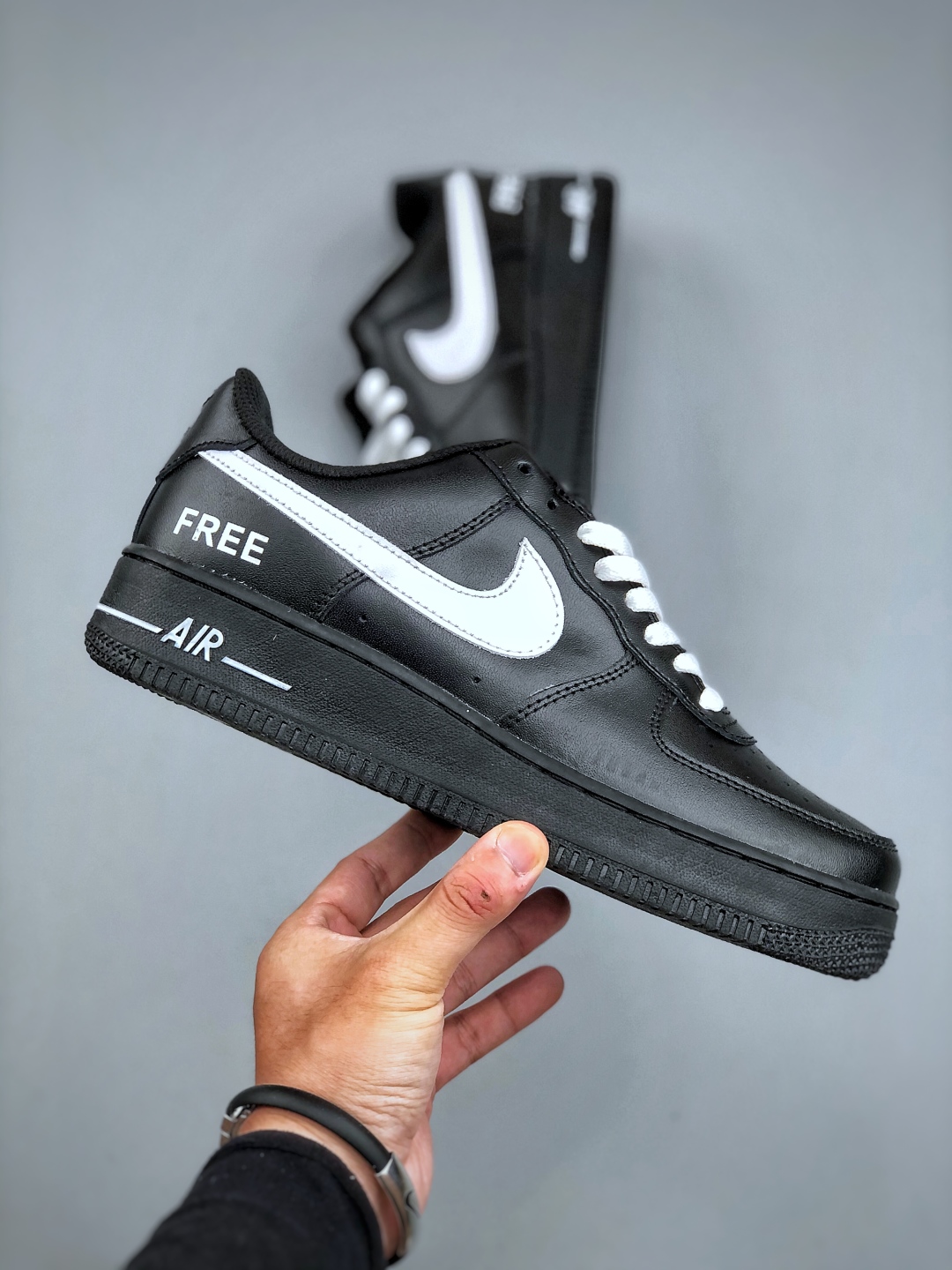 福利特价💰180

 Nike Air Force 1 Low “黑白定制”空军一号低帮运动休闲板鞋 原楦头原纸板 打造纯正空军版型 专注外贸渠道 全掌内置蜂窝气垫 原盒配件 原厂中底钢印、拉帮完美 货号：CW2288 001尺码：36-45（半）