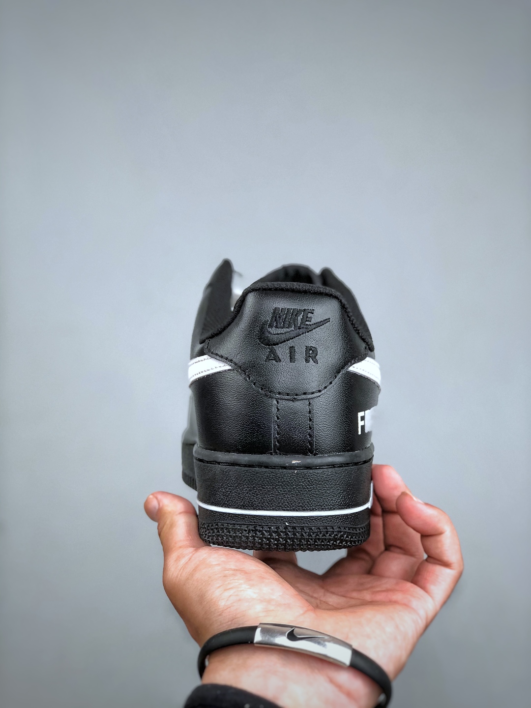 福利特价💰180

 Nike Air Force 1 Low “黑白定制”空军一号低帮运动休闲板鞋 原楦头原纸板 打造纯正空军版型 专注外贸渠道 全掌内置蜂窝气垫 原盒配件 原厂中底钢印、拉帮完美 货号：CW2288 001尺码：36-45（半）