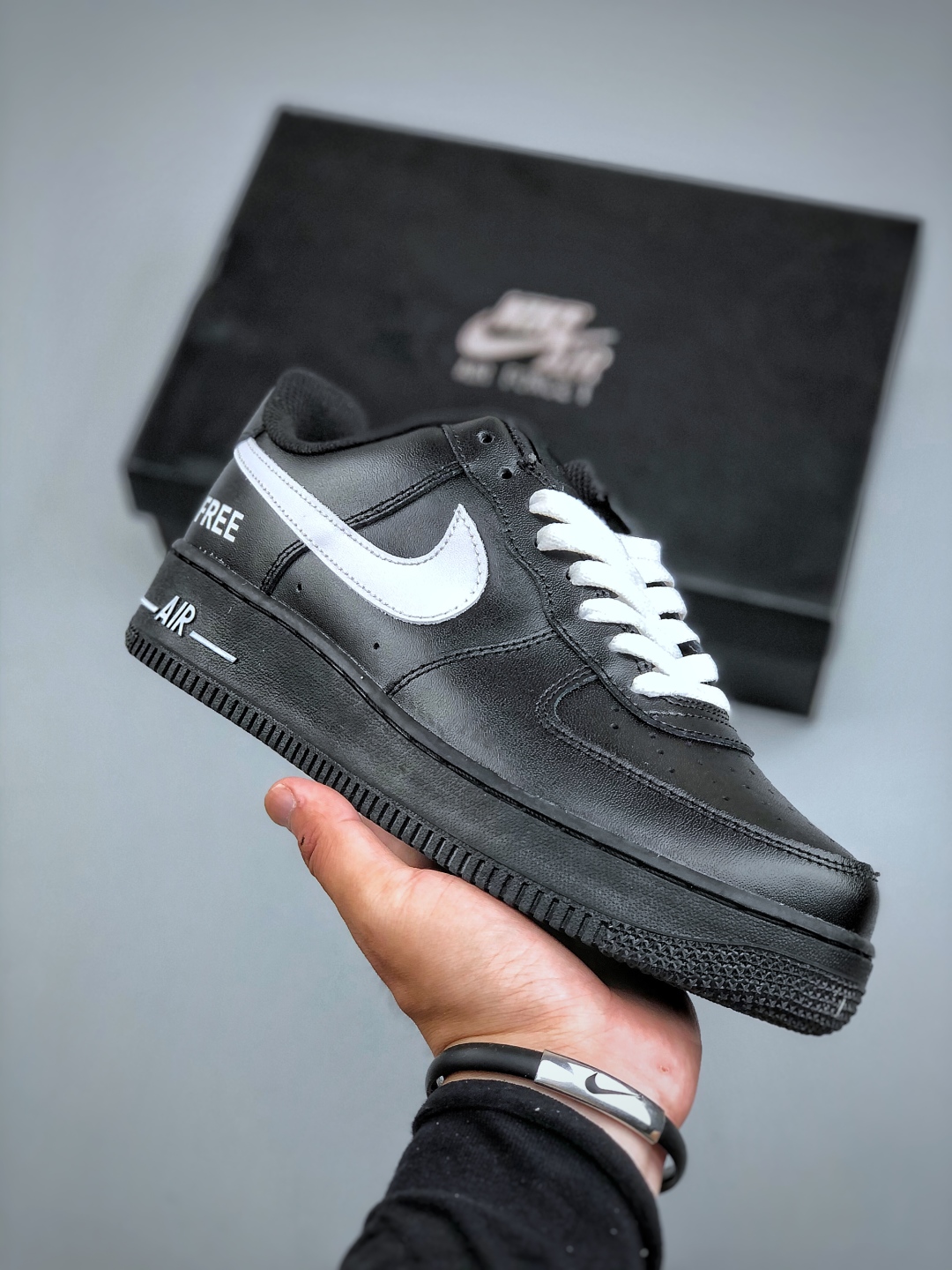 福利特价💰180

 Nike Air Force 1 Low “黑白定制”空军一号低帮运动休闲板鞋 原楦头原纸板 打造纯正空军版型 专注外贸渠道 全掌内置蜂窝气垫 原盒配件 原厂中底钢印、拉帮完美 货号：CW2288 001尺码：36-45（半）
