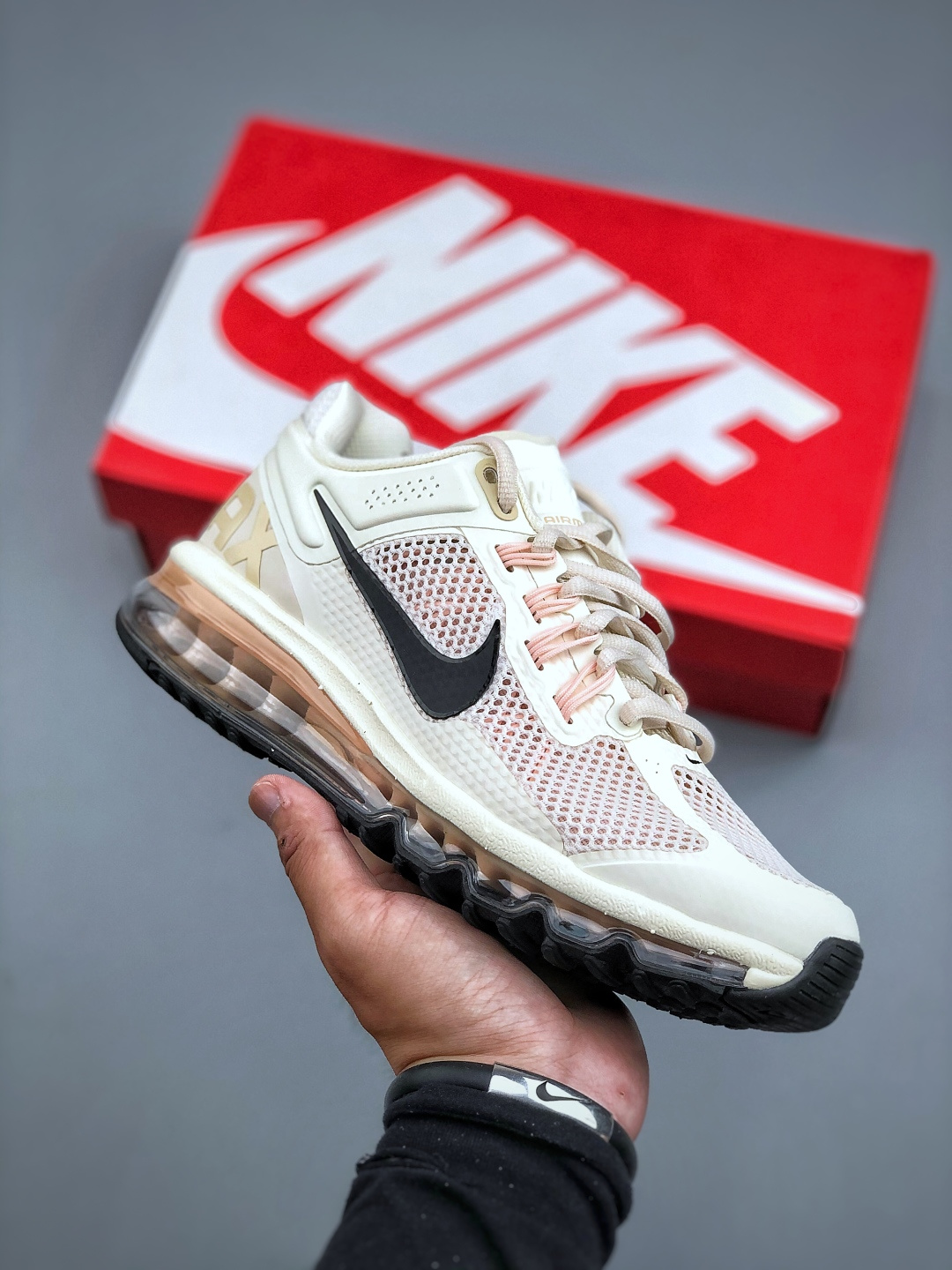 💰290 Nike Air Max 2013 联名气垫跑鞋 整体依旧以Stussy标志性的麻布编织材质覆盖 鞋身大面积采用了网眼材质为主 并且后跟部分还带有反勾Swoosh点缀 此外鞋带下方还带有Stussy字样 设计感十足货号:HF3660-100 尺码:36 36.5 37.5 38 38.5 39 40 40.5 41 42 42.5 43 44 45 46