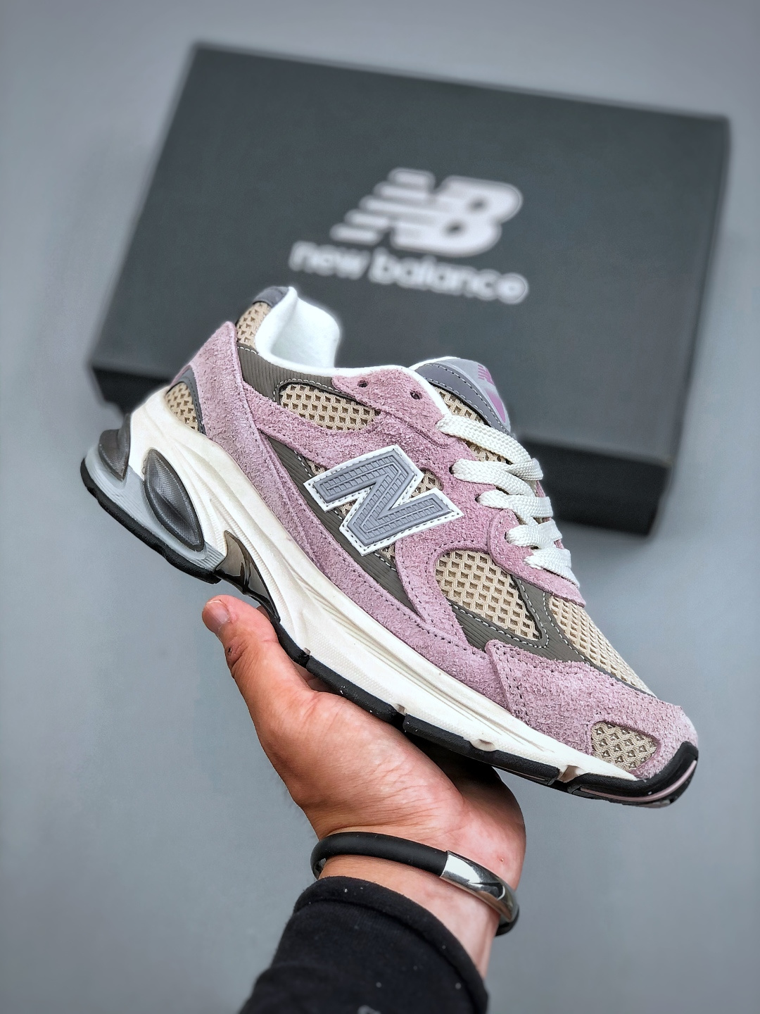 💰290  New Balance NB2010系列新百伦经典复古休闲运动板鞋 以ENCAP中底配以升级版 N-ERGY缓震物料 鞋面则采用特色的柔软麂皮搭以NewBalance经典的尼龙网布 低调中还原跑鞋本真 更年轻化的设计理念与材质 让新世代青年得以用全新视角体验经典鞋款的传奇魅力 货号：U2010NB1 尺码：36-45（半）