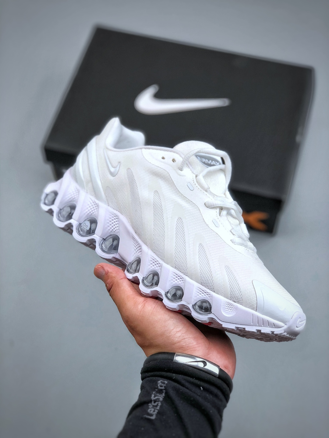 纯原💰290  Nk Air Max Dn8 耐克运动舒适减震气垫跑步鞋 HF5509 900 #鞋款旨在透过 Dynamic Air 技术提升全天穿着体验，当中首次采用了全掌 Dynamic Air 系统，内置两组 Air 气垫，并透过八条互相连通的气管形成持续的气压循环，让每一步都更具弹性与灵活度。尺码：36-45