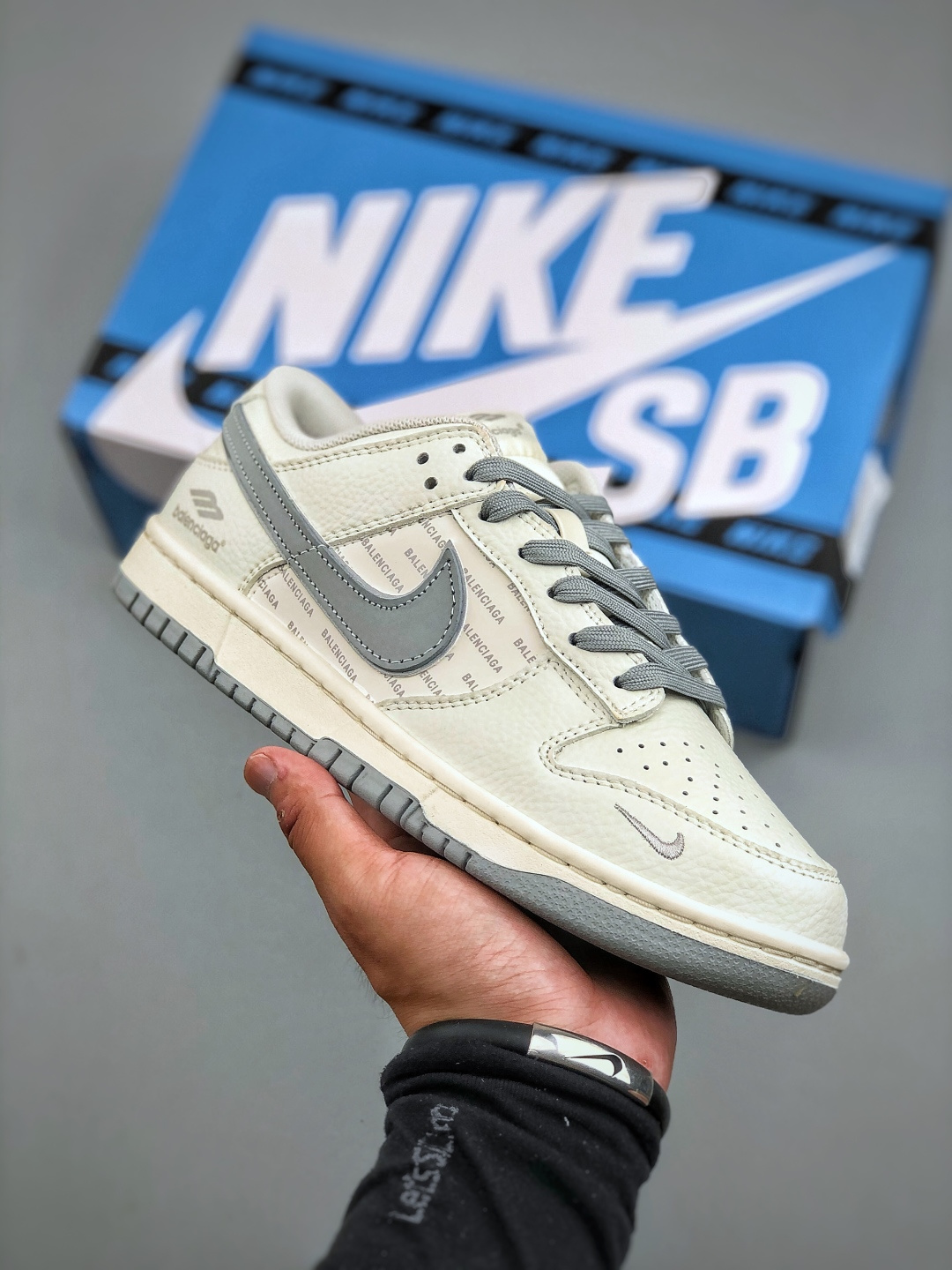 纯原 Nike SB Dunk Low “巴黎世家联名 奶白灰钩印花”高端定制 低帮休闲板鞋 定制鞋盒 大厂纯原品质出货 超高清洁度 皮料切割干净无任何毛边 细节完美 货号:FX1588-312 (半)