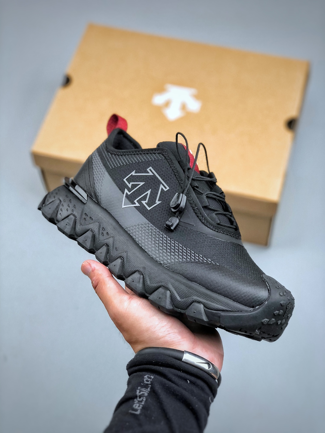 终端特价🉐疯狂套现
福利💰💰200 原240
原价市场240顶级X版
迪桑特DESCENTE SKI STYLE系列 SNOW RIDE 潮流运动 防滑耐磨低帮登山鞋舒适透气织物鞋面易清洁 侧面硅胶设计 鞋舌与鞋身柔软 鞋底轻量化设计和防滑纹路等特点 适合日常休闲和户外出游货号:D5131SSN51 尺码:40-45(半)