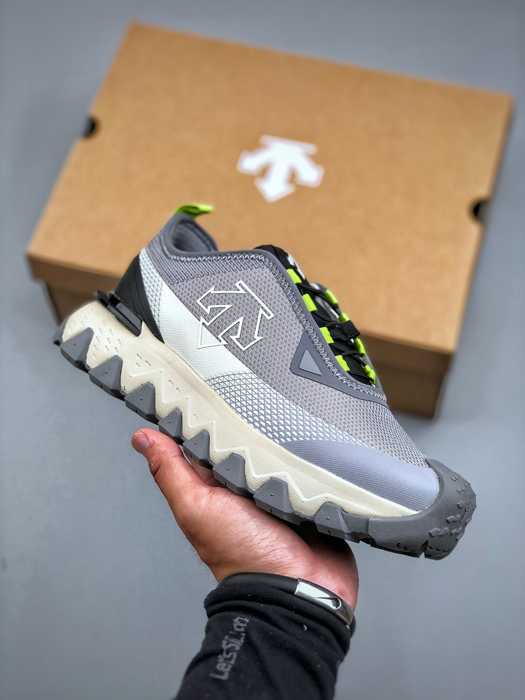 终端特价🉐疯狂套现
福利💰💰200 原240
原价市场240顶级X版
迪桑特DESCENTE SKI STYLE系列 SNOW RIDE 潮流运动 防滑耐磨低帮登山鞋舒适透气织物鞋面易清洁 侧面硅胶设计 鞋舌与鞋身柔软 鞋底轻量化设计和防滑纹路等特点 适合日常休闲和户外出游货号:D5131SSN51 尺码:40-45(半)