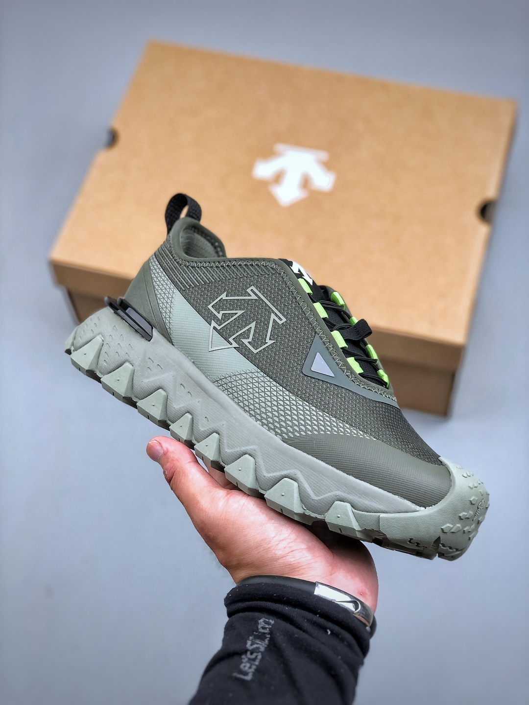 终端特价🉐疯狂套现
福利💰💰200 原240
原价市场240顶级X版 迪桑特DESCENTE SKI STYLE系列 SNOW RIDE 潮流运动 防滑耐磨低帮登山鞋舒适透气织物鞋面易清洁 侧面硅胶设计 鞋舌与鞋身柔软 鞋底轻量化设计和防滑纹路等特点 适合日常休闲和户外出游货号:D5131SSN51 尺码:40-45(半)