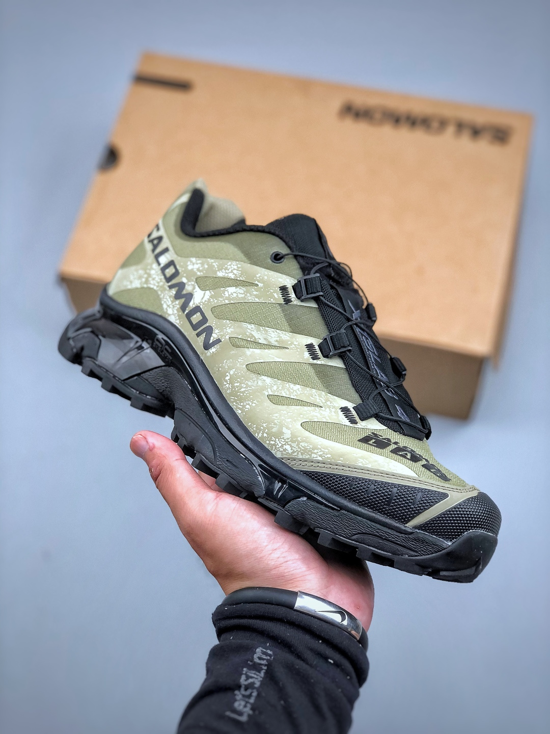 纯原💰450 Salomon 萨洛蒙 XT-4 OG 复古机能跑鞋 黑绿476748 经典户外产品 将初代XT 系列越野鞋面与重装徒步QUSET 4D中底融合呈现全新产品 鞋面拥有“SENSIFIT QUICKLACE ”双重组合 搭载 代表性的 4D ADVENCED CHASSIS 鞋底底盘 具备稳定 抓地 防护的综合特性 尺码：36-45（半）