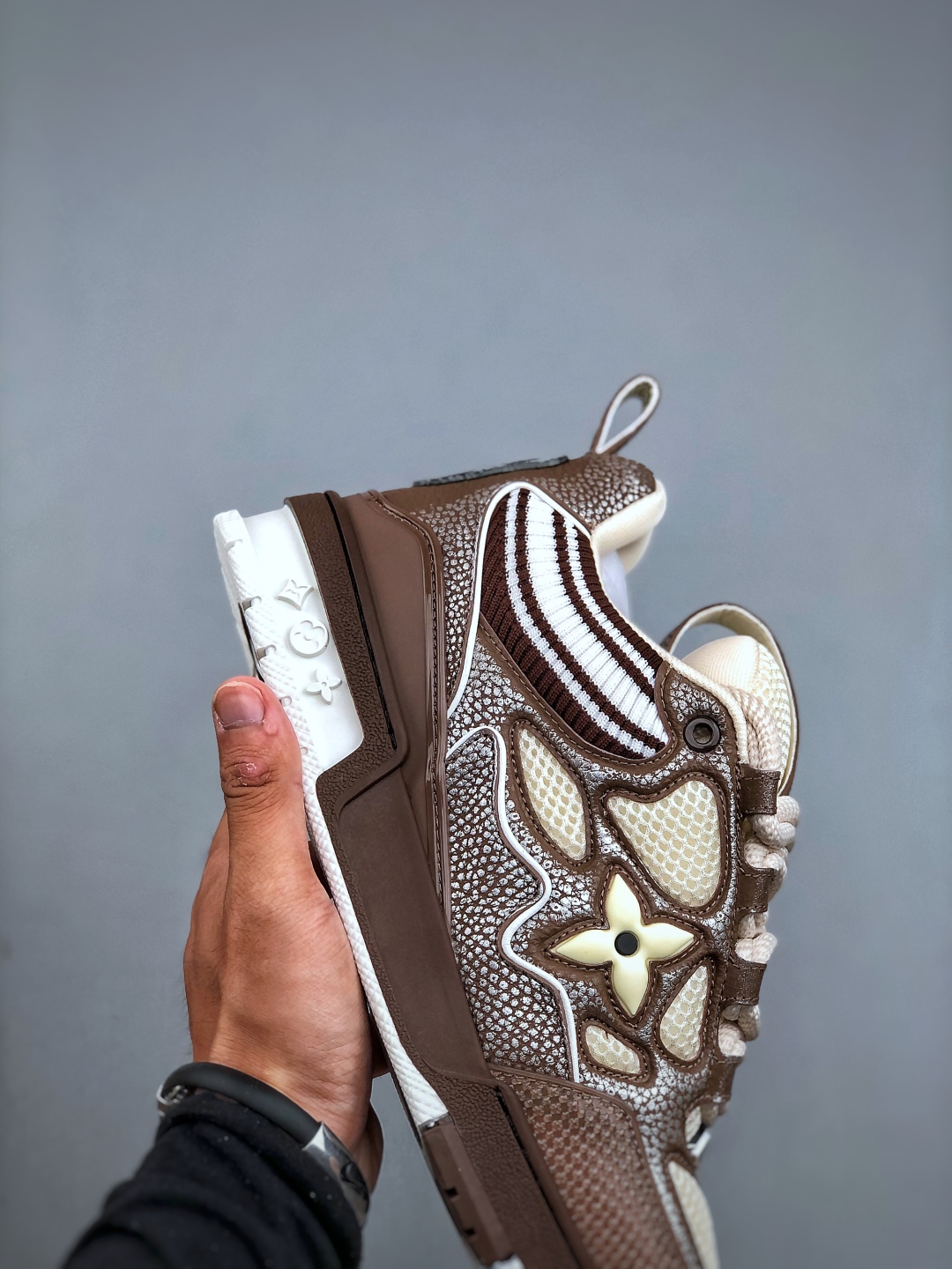 LV-路易-威登trainer 2025走秀 做工精细鞋面由意大利进口小牛皮拼接