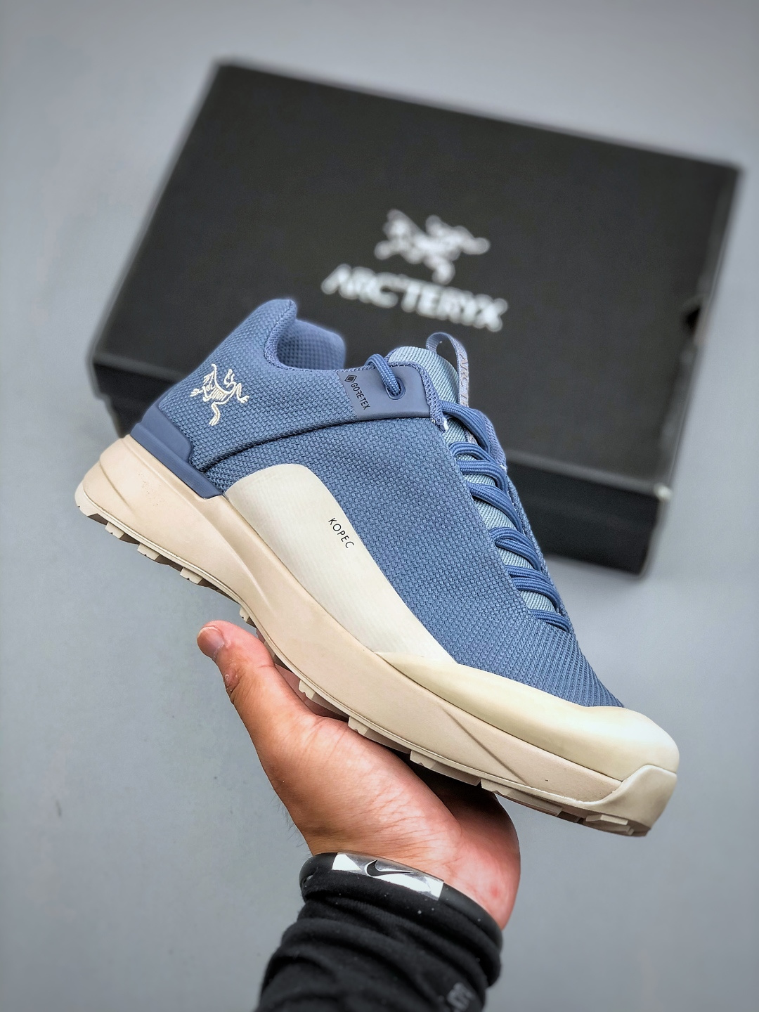 纯原💰450
始祖鸟ArcTeryx  Kopec GTX M 覆盖透气男越野跑鞋 
正确后跟刺绣 完美细节版型
官方同步上架 适合技术路线单日徒步穿着
aeriosflgtx鞋受到长途野外跑步鞋的启发 适合在变化的地形上进行快速轻快的徒步旅行穿着，舒适而有支撑性，使您充满信心。该设计与脚部融为一体，可最大限度地减少摩擦，gore-tex保护膜网砂，采用gore隐形适体(invisiblefit)技术，更轻薄舒适。敏捷、稳定和技术路线上的自信源于vibram® megagrip外底、压缩eva内底以及一体的tpu。重量约:275g技术特点透气轻量耐磨鞋子鞋外底结构vibram®megagripM橡胶化合材料耐用柔软鞋子结构tpu鞋头可防磨损压缩eva泡沫内底以及一体的tpu铁芯提高了灵活性和稳定性，使您充满信心鞋子衬垫结构4mm厚ortholiteM3d模制插片材料gore-tex薄膜tpu高耐磨保护膜cordura® MX
尺码：39-45（半）