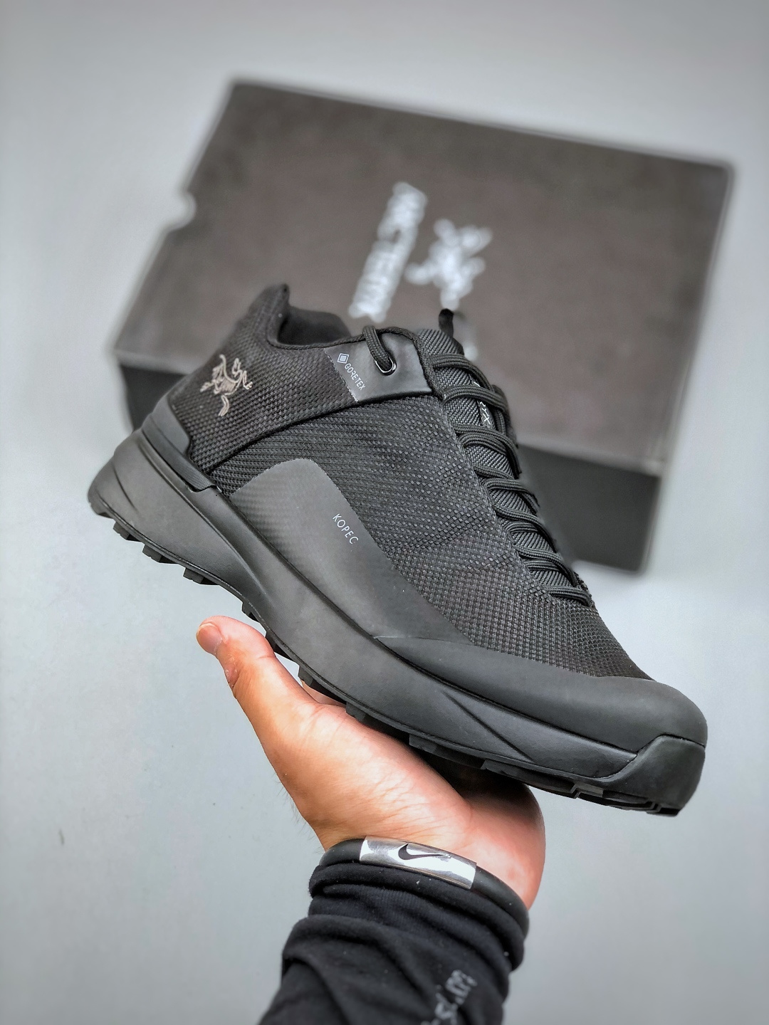 纯原💰450
始祖鸟ArcTeryx  Kopec GTX M 覆盖透气男越野跑鞋 
正确后跟刺绣 完美细节版型
官方同步上架 适合技术路线单日徒步穿着
aeriosflgtx鞋受到长途野外跑步鞋的启发 适合在变化的地形上进行快速轻快的徒步旅行穿着，舒适而有支撑性，使您充满信心。该设计与脚部融为一体，可最大限度地减少摩擦，gore-tex保护膜网砂，采用gore隐形适体(invisiblefit)技术，更轻薄舒适。敏捷、稳定和技术路线上的自信源于vibram® megagrip外底、压缩eva内底以及一体的tpu。重量约:275g技术特点透气轻量耐磨鞋子鞋外底结构vibram®megagripM橡胶化合材料耐用柔软鞋子结构tpu鞋头可防磨损压缩eva泡沫内底以及一体的tpu铁芯提高了灵活性和稳定性，使您充满信心鞋子衬垫结构4mm厚ortholiteM3d模制插片材料gore-tex薄膜tpu高耐磨保护膜cordura® MX
尺码：39-45（半）