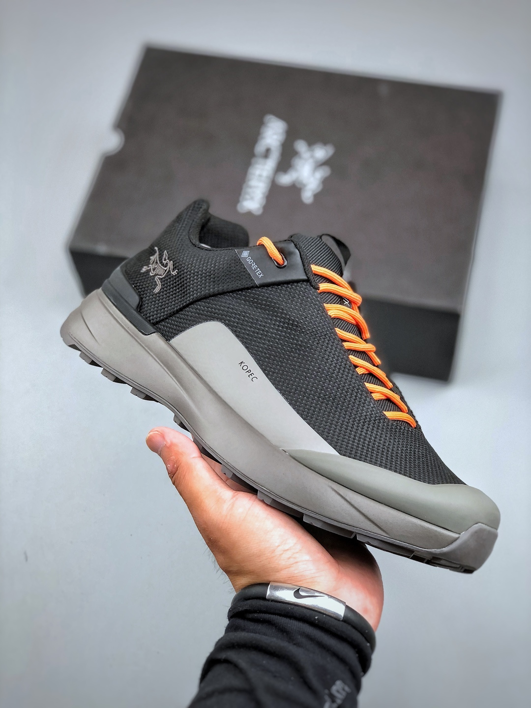 纯原💰450
始祖鸟ArcTeryx  Kopec GTX M 覆盖透气男越野跑鞋 
正确后跟刺绣 完美细节版型
官方同步上架 适合技术路线单日徒步穿着
aeriosflgtx鞋受到长途野外跑步鞋的启发 适合在变化的地形上进行快速轻快的徒步旅行穿着，舒适而有支撑性，使您充满信心。该设计与脚部融为一体，可最大限度地减少摩擦，gore-tex保护膜网砂，采用gore隐形适体(invisiblefit)技术，更轻薄舒适。敏捷、稳定和技术路线上的自信源于vibram® megagrip外底、压缩eva内底以及一体的tpu。重量约:275g技术特点透气轻量耐磨鞋子鞋外底结构vibram®megagripM橡胶化合材料耐用柔软鞋子结构tpu鞋头可防磨损压缩eva泡沫内底以及一体的tpu铁芯提高了灵活性和稳定性，使您充满信心鞋子衬垫结构4mm厚ortholiteM3d模制插片材料gore-tex薄膜tpu高耐磨保护膜cordura® MX
尺码：39-45（半）