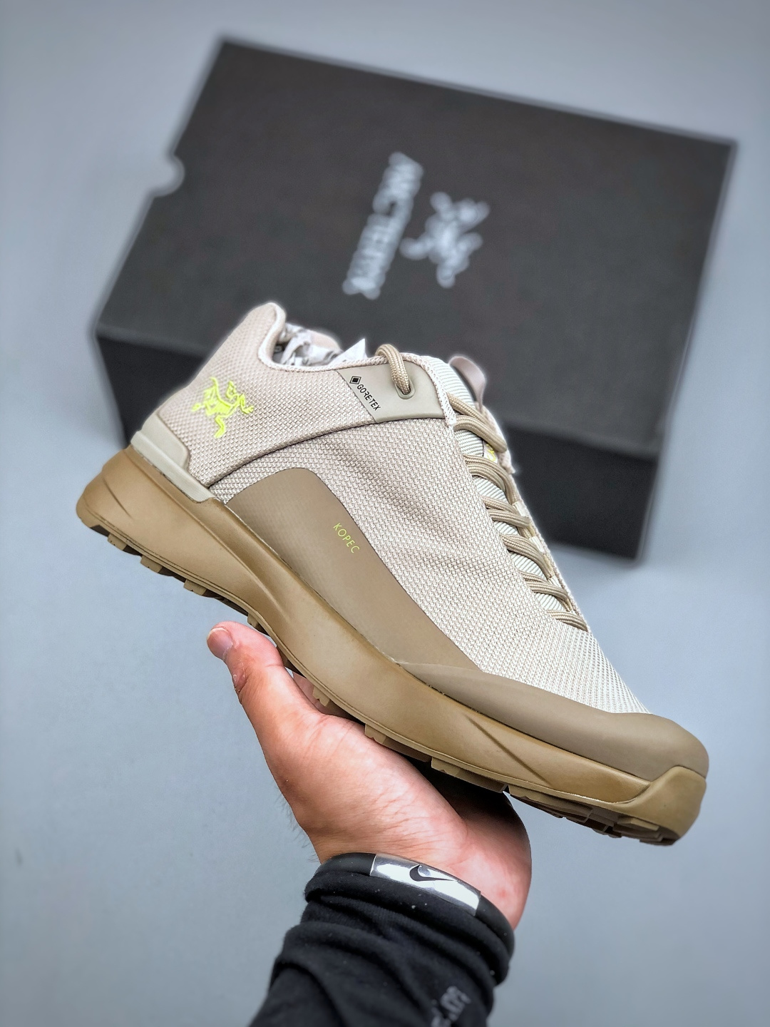 纯原💰450
始祖鸟ArcTeryx  Kopec GTX M 覆盖透气男越野跑鞋 
正确后跟刺绣 完美细节版型
官方同步上架 适合技术路线单日徒步穿着
aeriosflgtx鞋受到长途野外跑步鞋的启发 适合在变化的地形上进行快速轻快的徒步旅行穿着，舒适而有支撑性，使您充满信心。该设计与脚部融为一体，可最大限度地减少摩擦，gore-tex保护膜网砂，采用gore隐形适体(invisiblefit)技术，更轻薄舒适。敏捷、稳定和技术路线上的自信源于vibram® megagrip外底、压缩eva内底以及一体的tpu。重量约:275g技术特点透气轻量耐磨鞋子鞋外底结构vibram®megagripM橡胶化合材料耐用柔软鞋子结构tpu鞋头可防磨损压缩eva泡沫内底以及一体的tpu铁芯提高了灵活性和稳定性，使您充满信心鞋子衬垫结构4mm厚ortholiteM3d模制插片材料gore-tex薄膜tpu高耐磨保护膜cordura® MX
尺码：39-45（半）