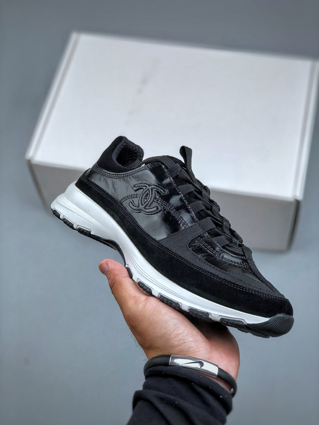 纯原💰560
Chanel香奈儿 25ss 春夏新款专柜顶级休闲款运动鞋
这款经典设计 鞋面多种工艺电绣的风格;大底却时尚运动;不平凡的拥入了多种配色元素多元化混搭非常好看百搭,休闲,时尚,运动,户外都能兼顾
鞋面采用: 原版进口高丝光牛反绒+进口混种羊皮
内里采用: 原版进口透气网
大底:原版独家开模+TPU组合大底
尺码:35-40