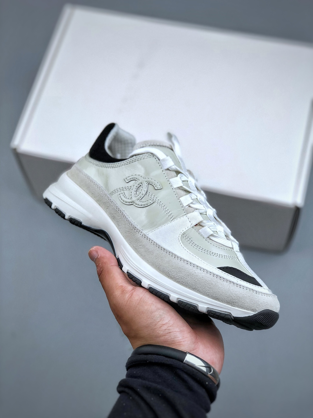 纯原💰560
Chanel香奈儿 25ss 春夏新款专柜顶级休闲款运动鞋
这款经典设计 鞋面多种工艺电绣的风格;大底却时尚运动;不平凡的拥入了多种配色元素多元化混搭非常好看百搭,休闲,时尚,运动,户外都能兼顾
鞋面采用: 原版进口高丝光牛反绒+进口混种羊皮
内里采用: 原版进口透气网
大底:原版独家开模+TPU组合大底
尺码:35-40