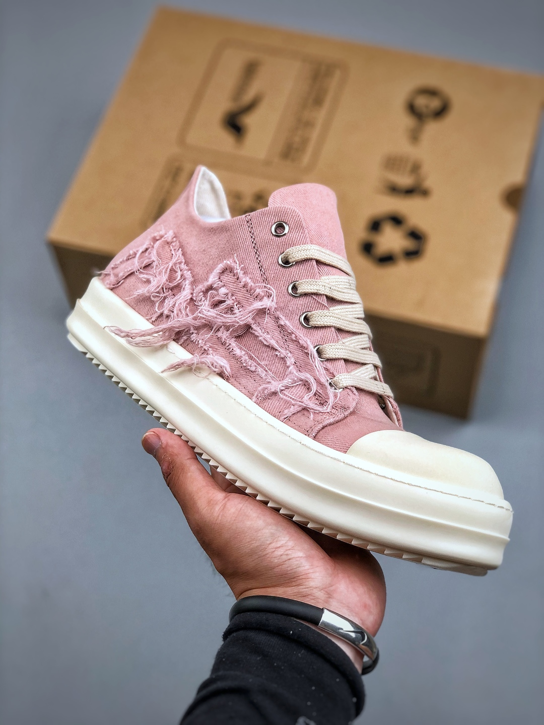 RO / Rick Owens 瑞克·欧文斯 DRKSHDW【支线品牌】
【款式】 帆布款/低帮/粉色破坏效果
【面料】 东莞原厂进口全新2025年新材质 高丝光轻绒感12盎司帆面
【鞋带】 鞋带采用水染定织法工艺，高密度之下，透出光泽感！
【鞋头】 奶白色小牛皮，软糯，轻轻按压有牛皮细细的纹理质感！
【鞋底】TPU大底奶香味！硬度、肤感一比一！鞋底logo钢印清晰正确！
【鞋垫】整张牛皮鞋垫+logo ，独家私人开模冲孔！
【尺码】 ：36 37 38 39 40 41 42 43 44 45 46  适应外贸业务，超大尺码！