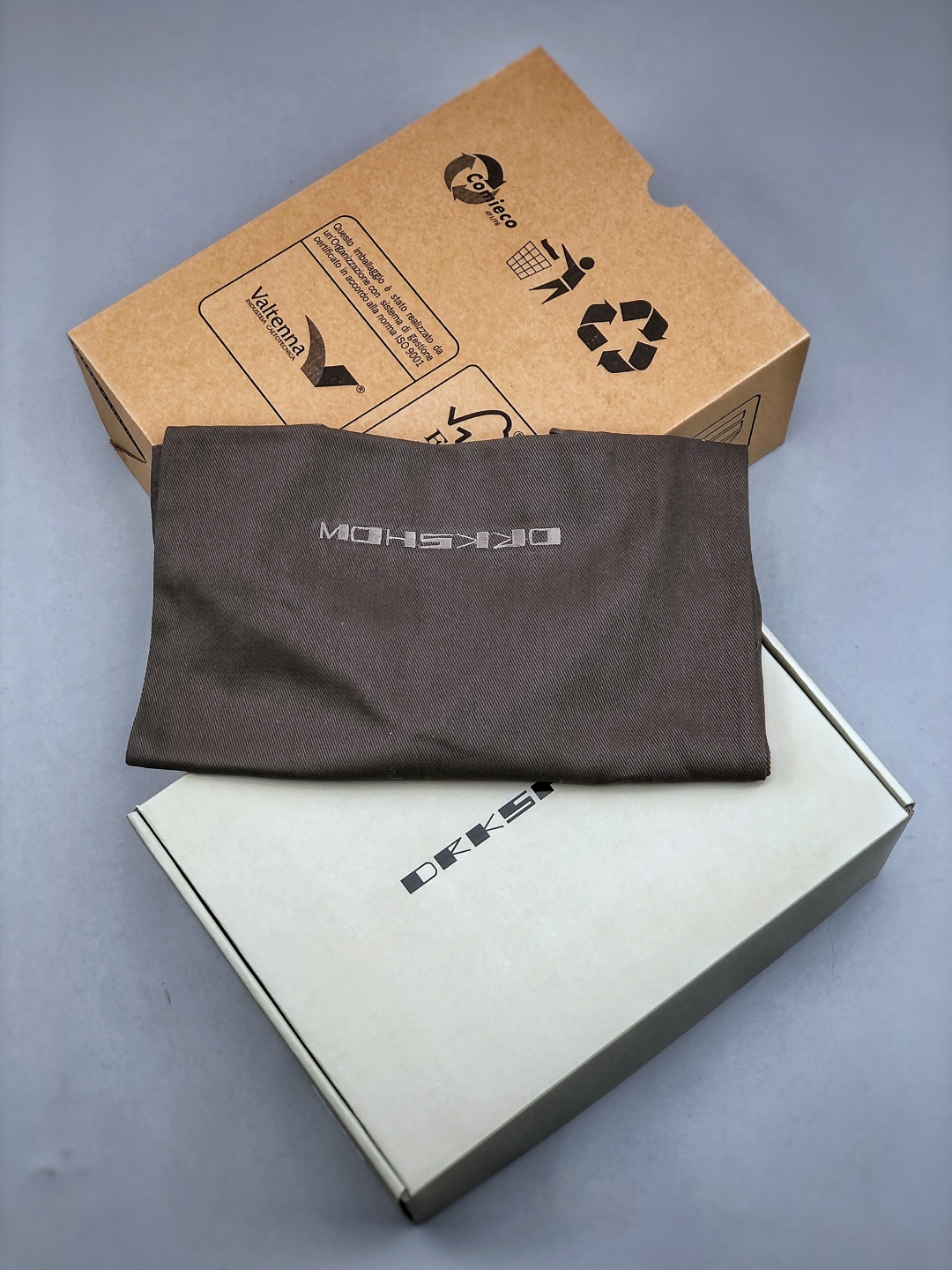 RO / Rick Owens 瑞克·欧文斯 DRKSHDW【支线品牌】
【款式】 帆布款/低帮/粉色破坏效果
【面料】 东莞原厂进口全新2025年新材质 高丝光轻绒感12盎司帆面
【鞋带】 鞋带采用水染定织法工艺,高密度之下,透出光泽感!
【鞋头】 奶白色小牛皮,软糯,轻轻按压有牛皮细细的纹理质感!
【鞋底】TPU大底奶香味!硬度、肤感一比一!鞋底logo钢印清晰正确!
【鞋垫】整张牛皮鞋垫+logo ,独家私人开模冲孔!
【尺码】 :36 37 38 39 40 41 42 43 44 45 46 适应外贸业务,超大尺码!