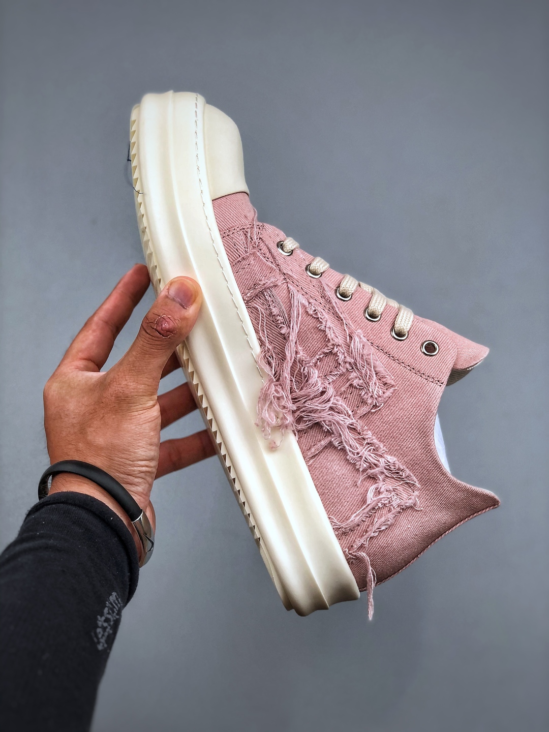 RO / Rick Owens 瑞克·欧文斯 DRKSHDW【支线品牌】
【款式】 帆布款/低帮/粉色破坏效果
【面料】 东莞原厂进口全新2025年新材质 高丝光轻绒感12盎司帆面
【鞋带】 鞋带采用水染定织法工艺,高密度之下,透出光泽感!
【鞋头】 奶白色小牛皮,软糯,轻轻按压有牛皮细细的纹理质感!
【鞋底】TPU大底奶香味!硬度、肤感一比一!鞋底logo钢印清晰正确!
【鞋垫】整张牛皮鞋垫+logo ,独家私人开模冲孔!
【尺码】 :36 37 38 39 40 41 42 43 44 45 46 适应外贸业务,超大尺码!