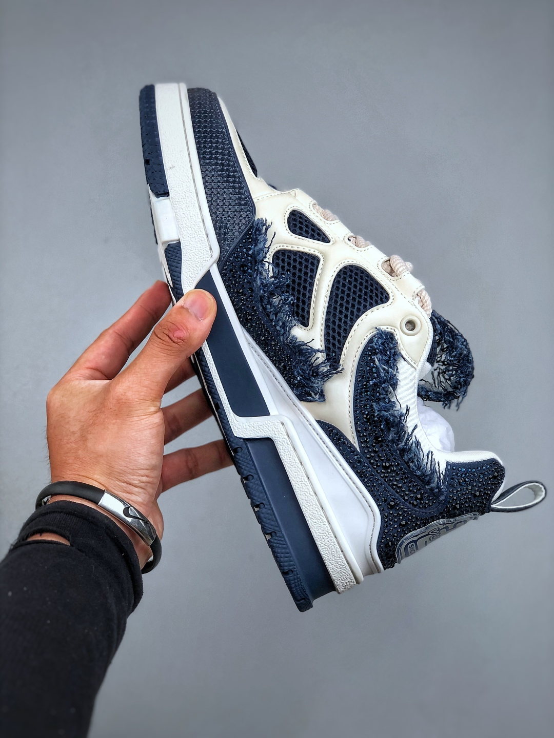 LV-路易-威登trainer 2025走秀最新款原版1:1开发复刻 上脚非常舒适 做工精细鞋面由意大利进口小牛皮拼接,侧边饰有品牌LOGO标志,进口网布垫脚➕透气网布内里,脚感超舒适.原厂特供原版TPU组合大底.套包工艺