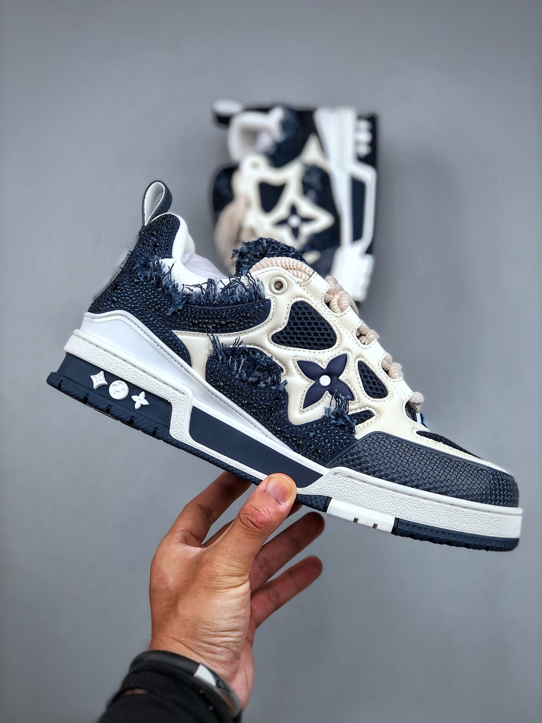 LV-路易-威登trainer 2025走秀最新款原版1:1开发复刻 上脚非常舒适 做工精细鞋面由意大利进口小牛皮拼接,侧边饰有品牌LOGO标志,进口网布垫脚➕透气网布内里,脚感超舒适.原厂特供原版TPU组合大底.套包工艺