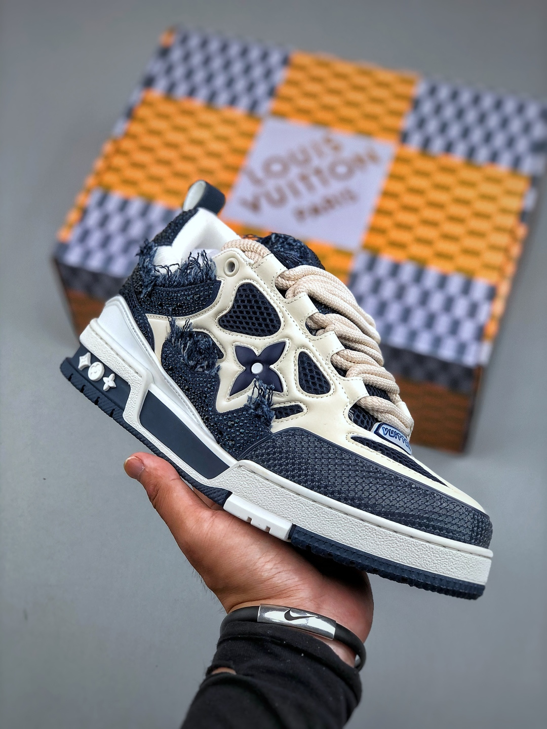 LV-路易-威登trainer 2025走秀最新款原版1:1开发复刻 上脚非常舒适 做工精细鞋面由意大利进口小牛皮拼接,侧边饰有品牌LOGO标志,进口网布垫脚➕透气网布内里,脚感超舒适.原厂特供原版TPU组合大底.套包工艺