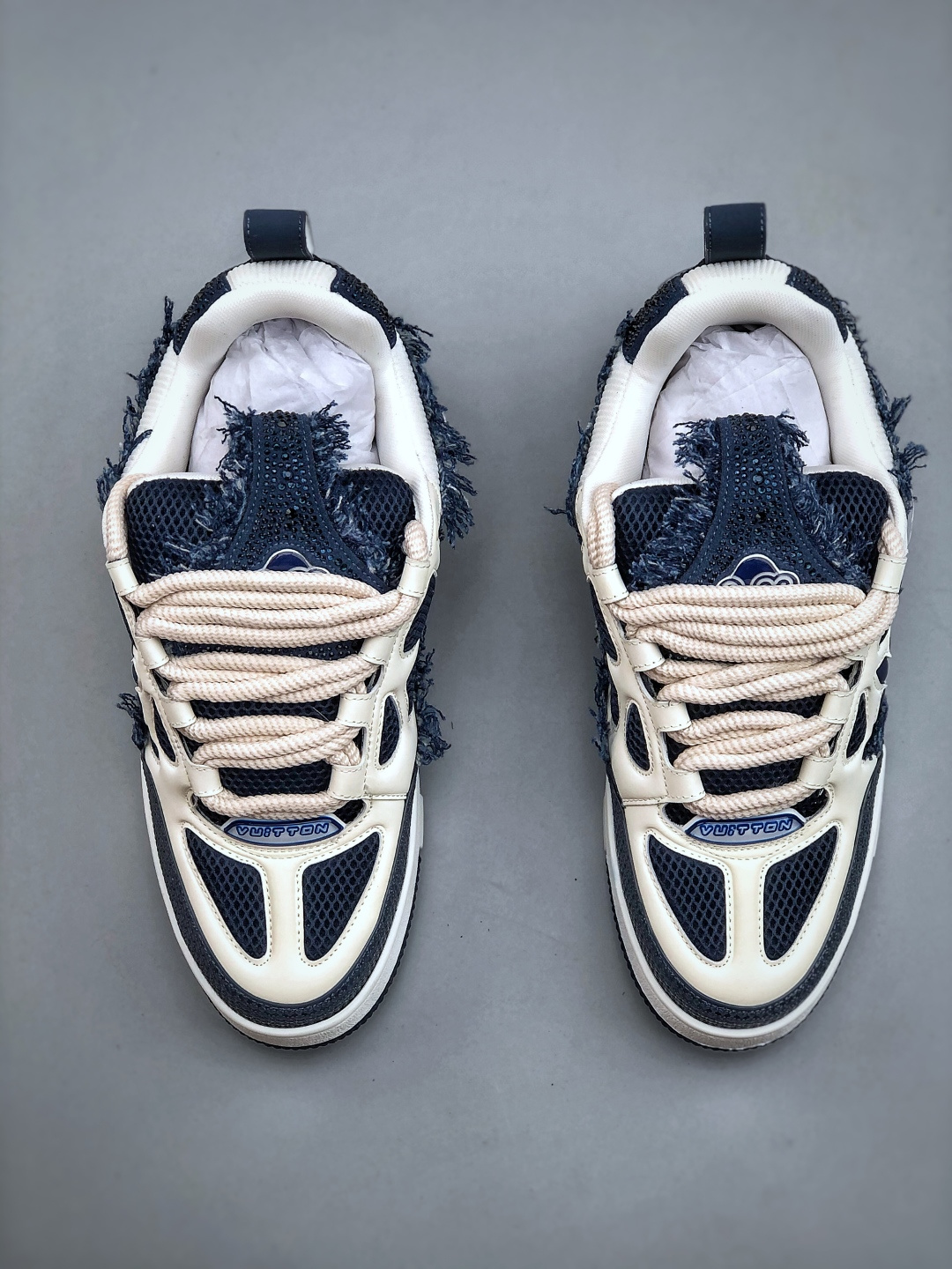 LV-路易-威登trainer 2025走秀最新款原版1:1开发复刻 上脚非常舒适 做工精细鞋面由意大利进口小牛皮拼接,侧边饰有品牌LOGO标志,进口网布垫脚➕透气网布内里,脚感超舒适.原厂特供原版TPU组合大底.套包工艺