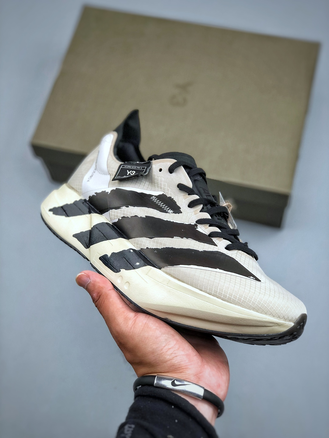 💰290 Y-3 AD Adizero Adios Pro 4 马拉松竞速专业跑鞋 JR6656 CELERMESH针织网面非常轻薄 纤维间的缝隙很大 可以保证跑步时的透气、排汗效果 鞋舌直接与两侧的内衬和鞋底连接在一起 在跑步过程中不会被鞋舌的左右移动所困扰 在标准鞋带孔的基础上再拓宽一组鞋带孔 适合不同脚型的需求 突破性 EnergyRods 技术,有助于跑者实现更好的成绩 中底独特的LIGHTSTRIKE PRO泡棉材质 微弹感觉在跑步过程中给予了良好的支撑体验 对于顶级精英和高水平进阶跑者来说 ADIOS PRO是一双值得信赖的竞速比赛用鞋 尺码:36-46(半)