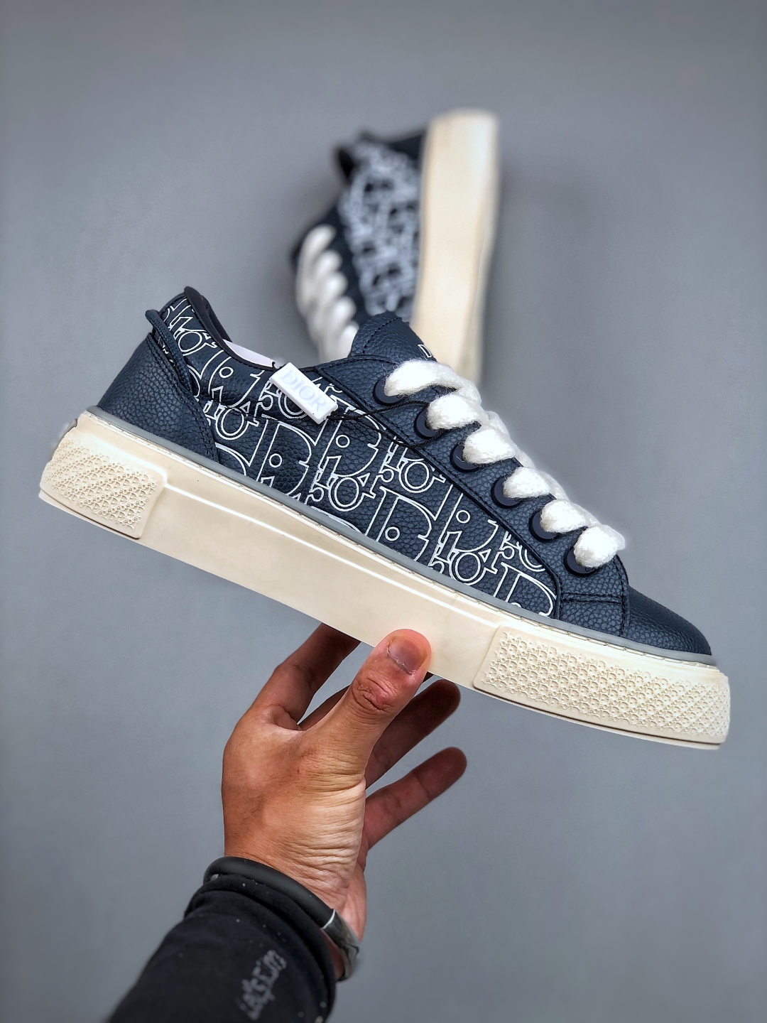 380 迪奥B33运动鞋 重新诠释经典的网球鞋Dior 30Avenue Montaigne标志