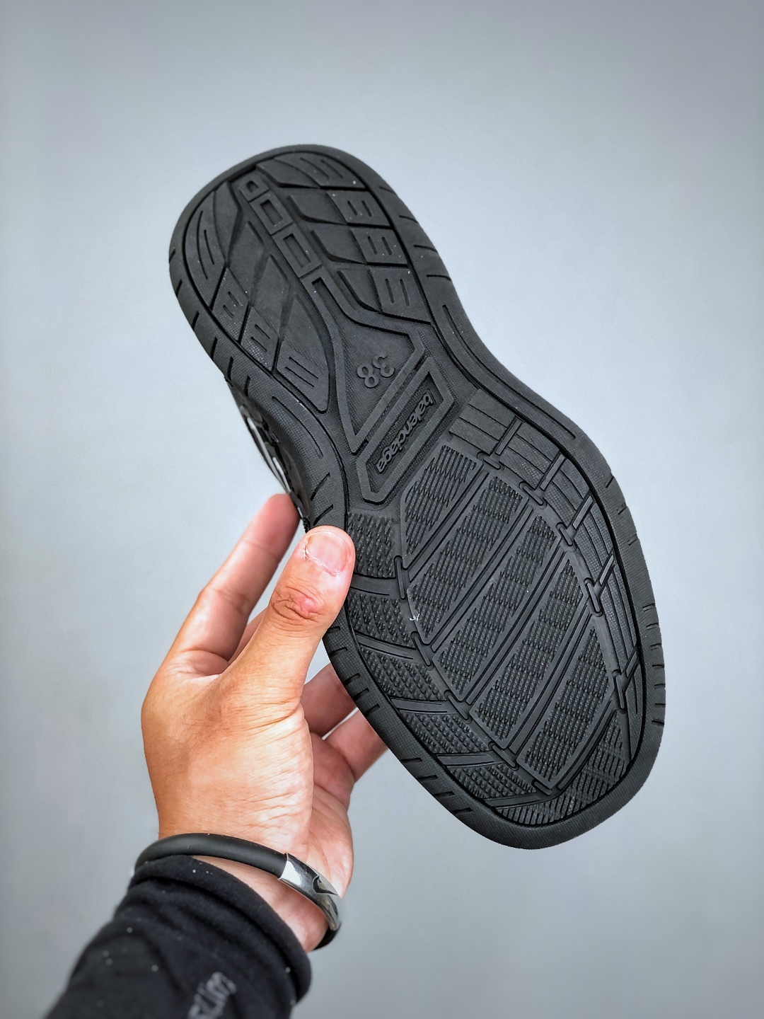 礼盒版本 女鞋先出 Balenciaga 巴黎世家 Hamptons 手工做旧款 牛皮革 复古圆头系带低帮休闲鞋 841765 WCURB 9141