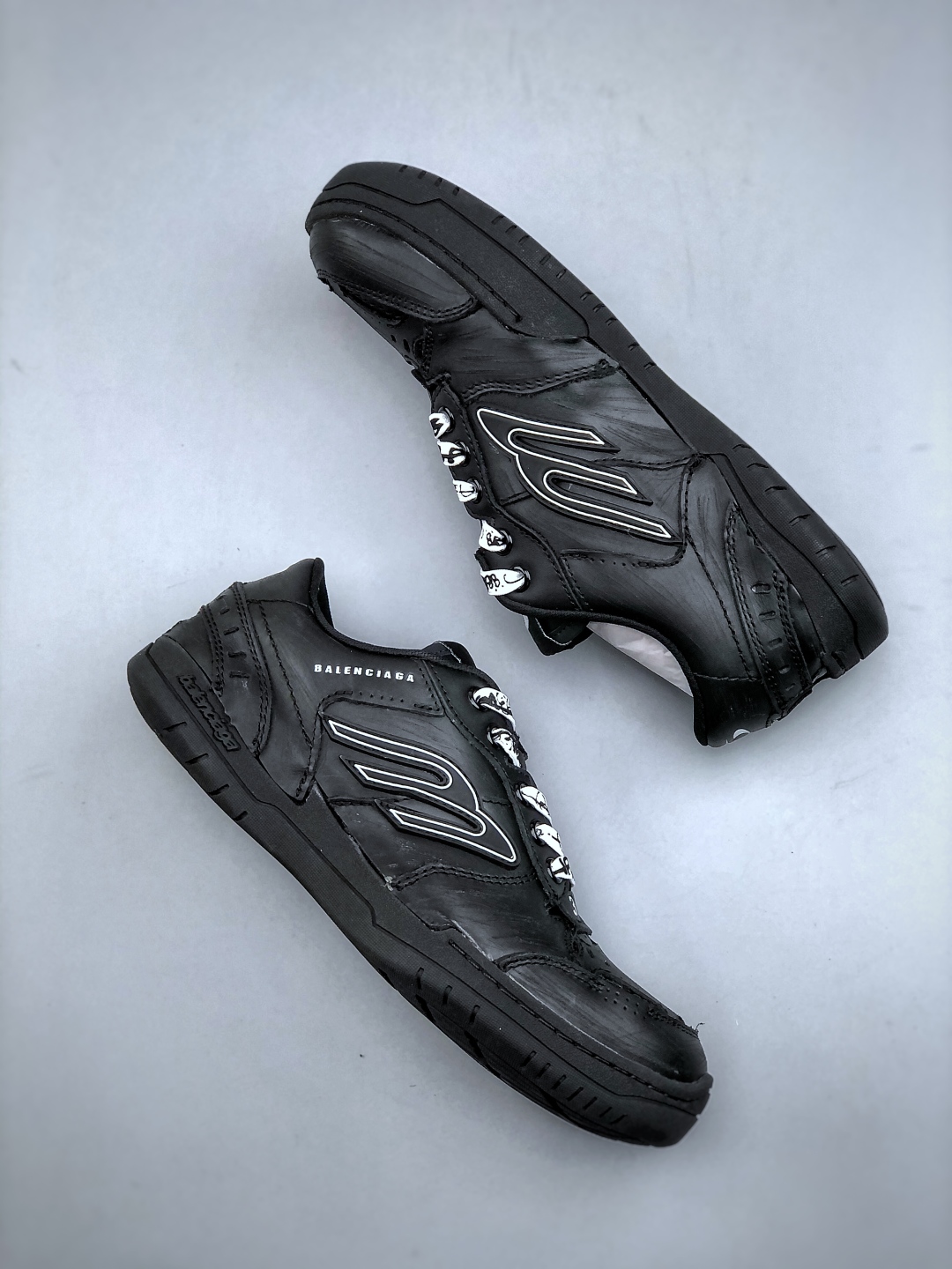 礼盒版本 女鞋先出 Balenciaga 巴黎世家 Hamptons 手工做旧款 牛皮革 复古圆头系带低帮休闲鞋 841765 WCURB 9141