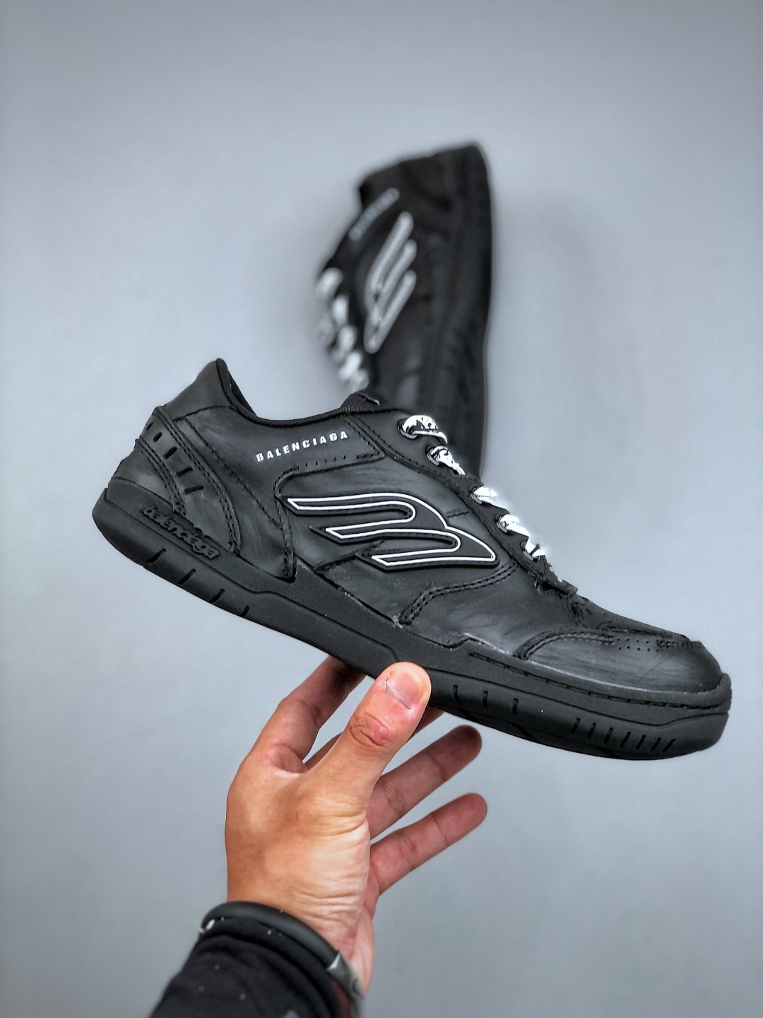 礼盒版本 女鞋先出 Balenciaga 巴黎世家 Hamptons 手工做旧款 牛皮革 复古圆头系带低帮休闲鞋 841765 WCURB 9141