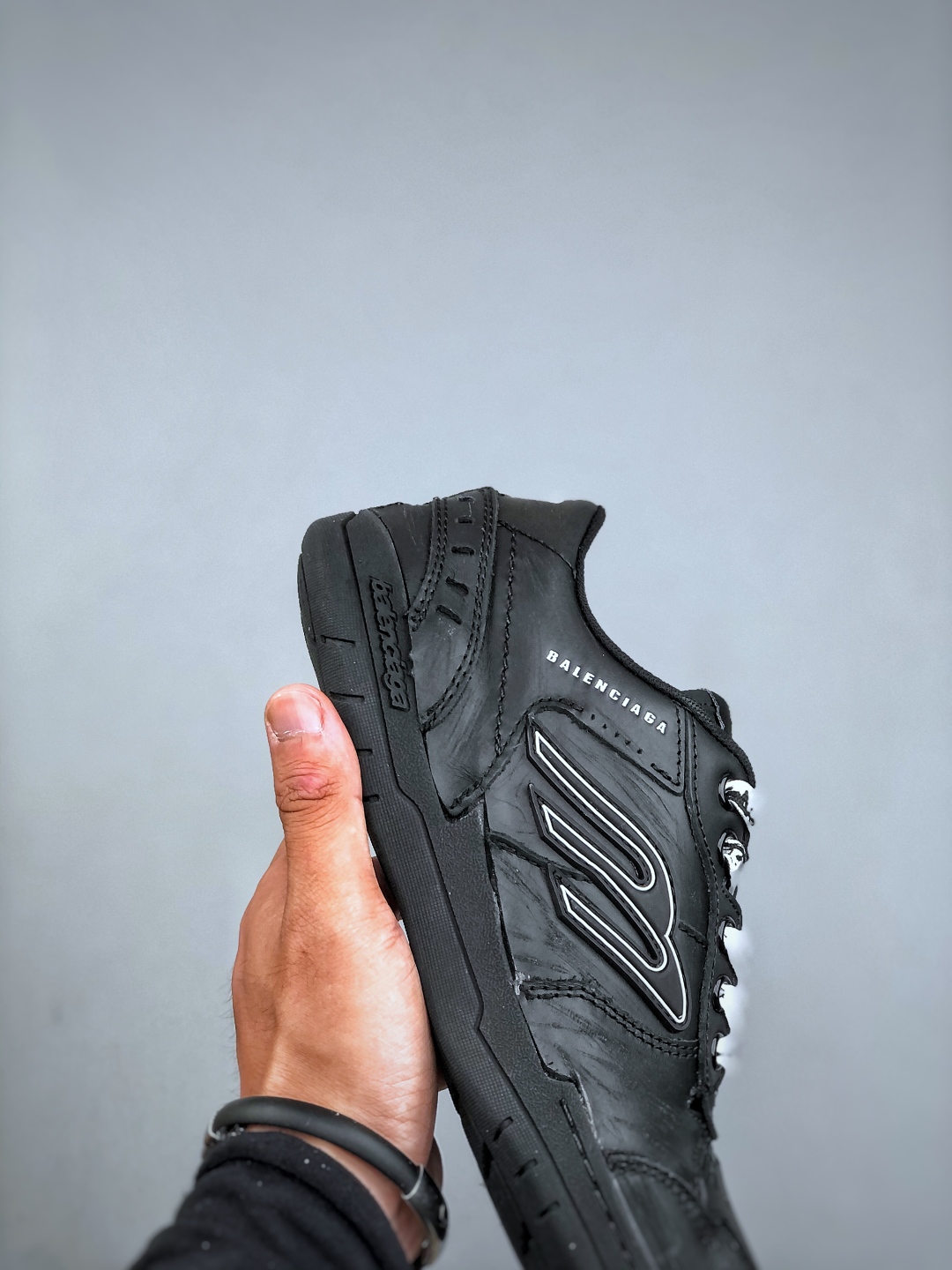 礼盒版本 女鞋先出 Balenciaga 巴黎世家 Hamptons 手工做旧款 牛皮革 复古圆头系带低帮休闲鞋 841765 WCURB 9141