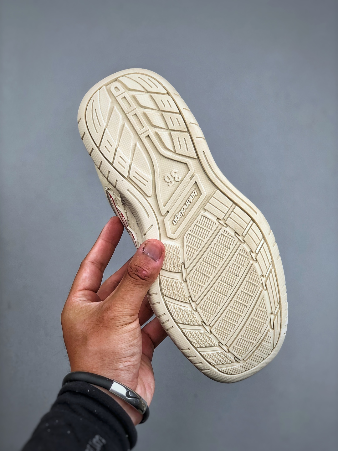 礼盒版本 女鞋先出 Balenciaga 巴黎世家 Hamptons 手工做旧款 牛皮革 复古圆头系带低帮休闲鞋 841765 WCURB 9141