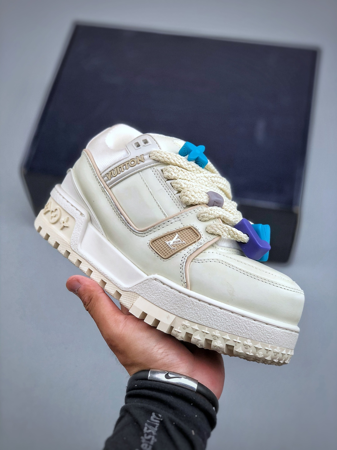 全新LV Trainer Maxi 胖丁系列 原版完美楦型 重点是内里采用了高端记忆棉,穿久不变形,且增加脚感舒适度.完全区别与市面版本. 质感媲美原版 密集度超高 区别于同行色泽质感 意大利进口头层一刀切小牛皮 原版垫脚聚米微料加透气英伦网布 都是按正品一比一打造开发 不偷半点料 不掺半点假. 细节原版一致,专注好产品. ⚠市场太杂请注意混卖版本 可区别材料 版型 质感 包装配件 一切肉眼可见的细节.