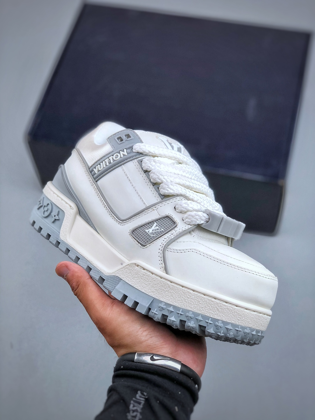全新LV Trainer Maxi 胖丁系列 原版完美楦型 重点是内里采用了高端记忆棉,穿久不变形,且增加脚感舒适度.完全区别与市面版本. 质感媲美原版 密集度超高 区别于同行色泽质感 意大利进口头层一刀切小牛皮 原版垫脚聚米微料加透气英伦网布 都是按正品一比一打造开发 不偷半点料 不掺半点假. 细节原版一致,专注好产品. ⚠市场太杂请注意混卖版本 可区别材料 版型 质感 包装配件 一切肉眼可见的细节.