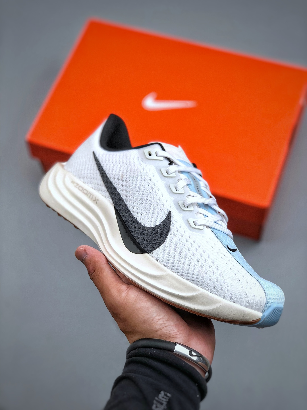 纯原 Nike Flex Plus Pegasus Plus 舒适跑鞋网面透气跑步鞋 兼顾迅疾外观和稳固脚感 后跟覆面和中足动态支撑巧妙融合 缔造稳定顺畅的迈步体验 采用密度更高的材料而且去除了前一代中操作的支撑 撑条设计舒适运动 织物耐磨透气低帮 气垫跑步鞋货号:FQ7262 101 (半)