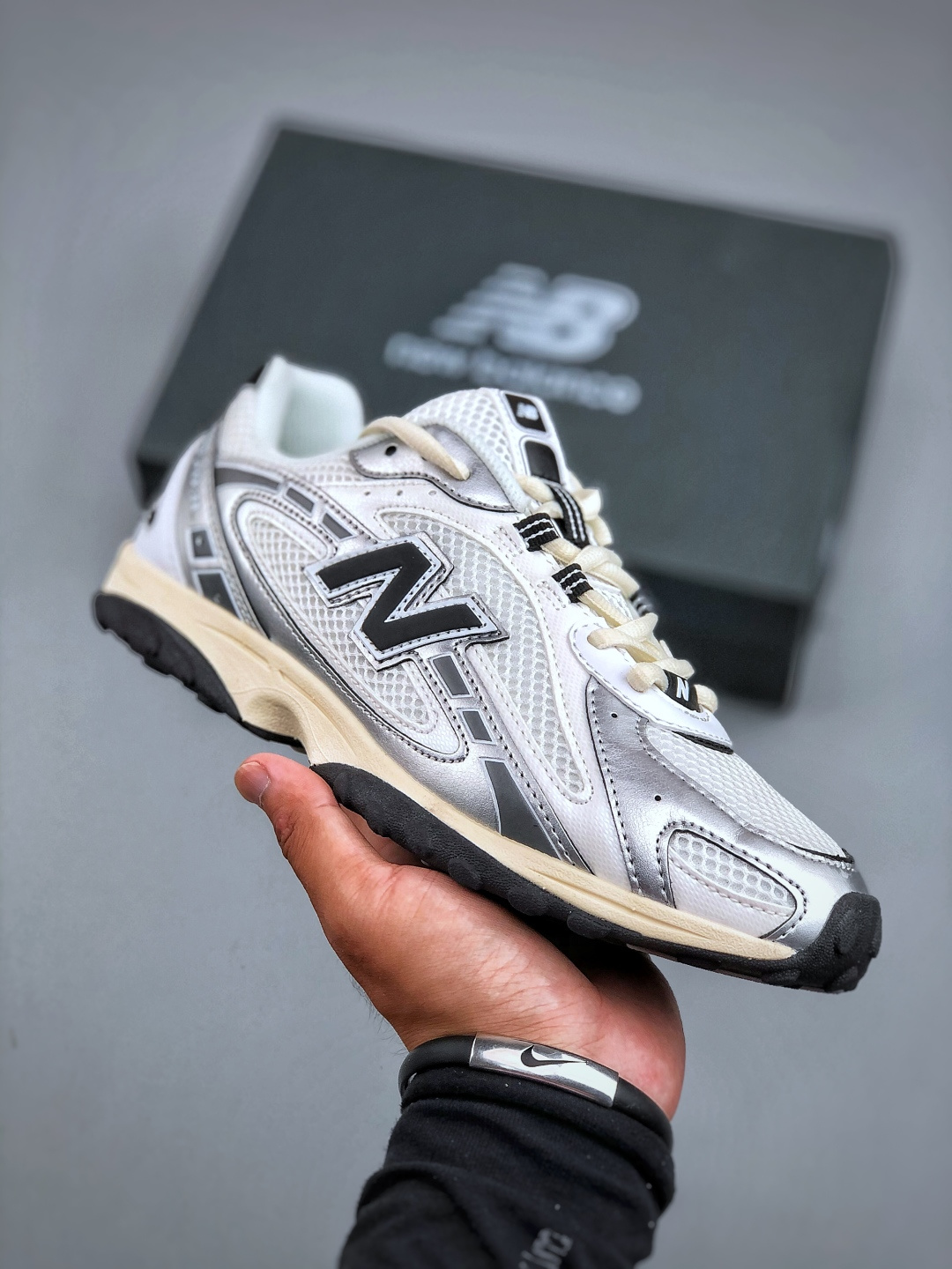 💰320
New Balance 204L系列 新百伦 薄底鞋 薄底皮质鞋带德训系 减震耐磨包裹性支撑轻便 低帮 生活休闲鞋 货号:U204LSWD  尺码：36-45（半）