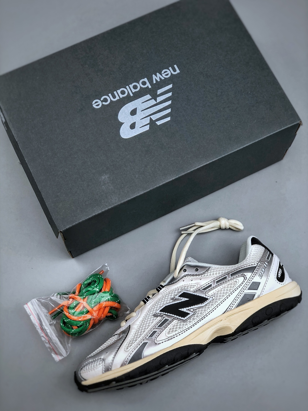 💰320
New Balance 204L系列 新百伦 薄底鞋 薄底皮质鞋带德训系 减震耐磨包裹性支撑轻便 低帮 生活休闲鞋 货号:U204LSWD  尺码：36-45（半）