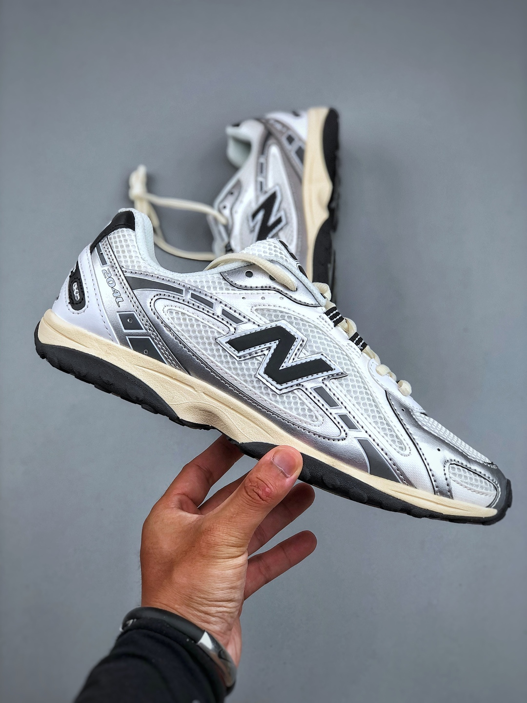 💰320
New Balance 204L系列 新百伦 薄底鞋 薄底皮质鞋带德训系 减震耐磨包裹性支撑轻便 低帮 生活休闲鞋 货号:U204LSWD  尺码：36-45（半）