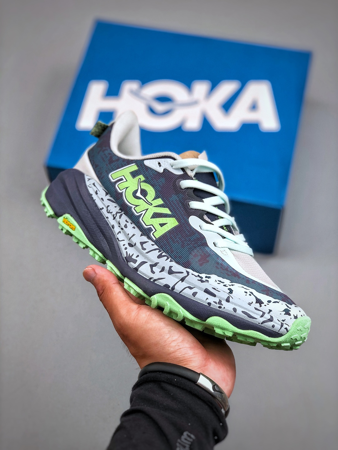 💰280
HOKA W SPEEDGOAT 6 全新配色
HOKA ONE ONE是来自美国的跑步鞋知名品牌，创立于2009年，始终致力于为所有跑者提供更新、更好的跑步装备。相比常规跑鞋，HOKA ONE
ONE特别研发使用性能独特的几何形跑鞋中底，此种鞋底更厚、更高、回弹性也更好，除了卓越的缓冲性能，它还能为各种阶段的跑者带来更具动
感、更加稳定的跑步体验。HOKA ONE ONE从设计之初就清楚意识到，要保证跑者步幅的均匀一致，双脚自然而然的运动至关重要
货号：1147791/DRPL  尺码：36-46（半）