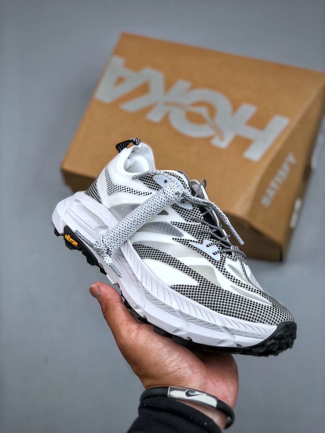 HOKA U SATISFY RUNNING MAFATE TRAIL 轻盈跑鞋 低帮专业越野跑步鞋 1168971/WBLC #鞋底防滑性能在下坡的石板台阶和原始路面都有很好的表现HOKA血统属性厚底设计 在快速下坡时起到缓震保护作用减少重力给予脚踝、膝部、髋关节等处带来的冲击力