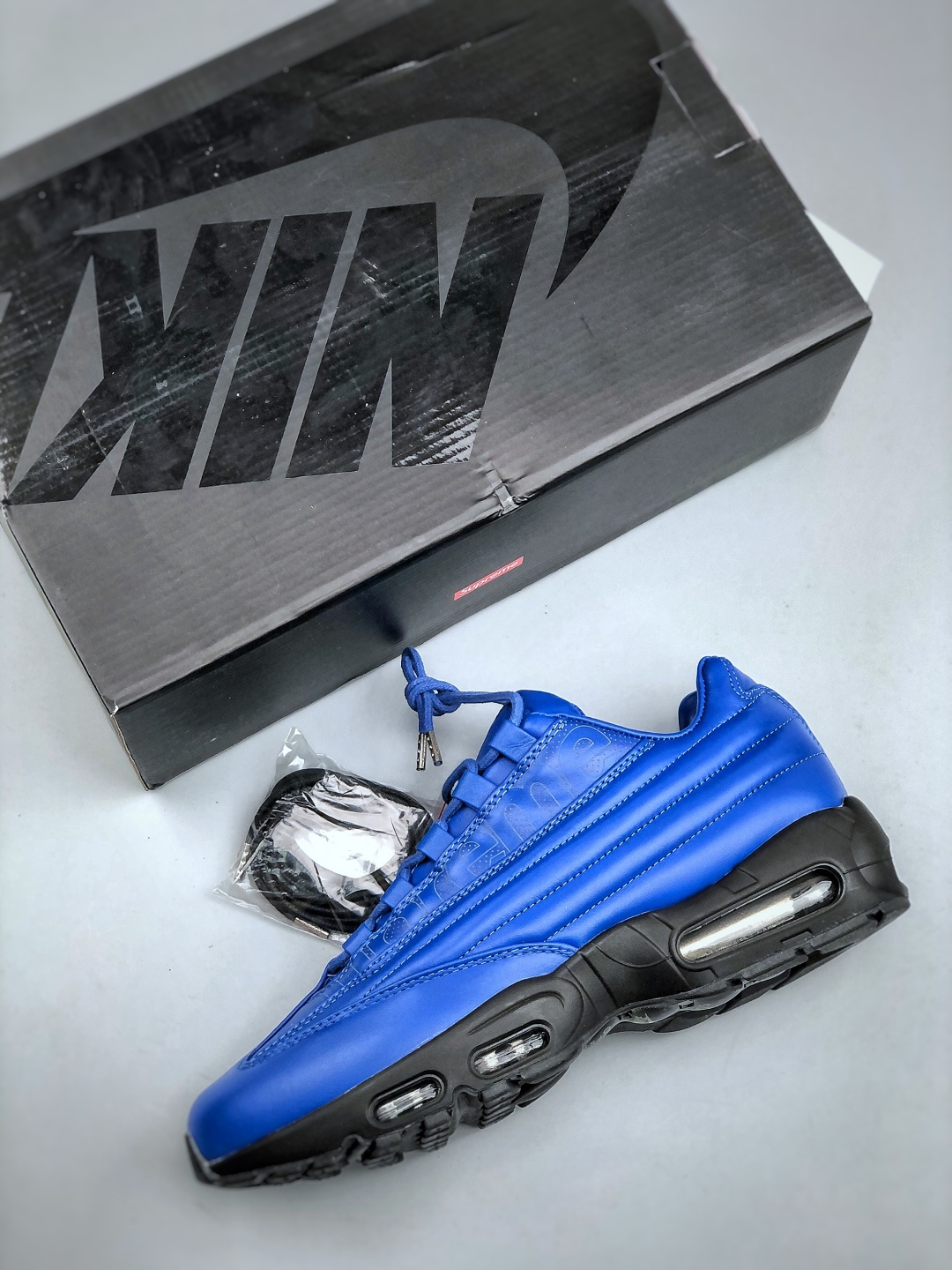 💰400支持放店K NIKE AIR MAX 95  LUX /SUPREME  耐克 气垫复古慢跑百搭鞋休闲运动鞋
这双鞋采用前脚掌开窗式气垫 这种设计在当时是前所未有的 鞋带孔的设计灵感来自人体肋骨 而鞋底支撑片则模仿了人体脊柱 甚至每个气垫的气压都有详细的标记 这种设计即使在今天看来 依然充满了科技感 
货号:C10999-400  尺码：40-47（半）