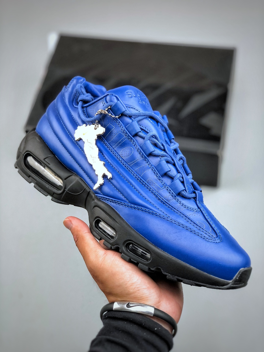 💰400支持放店K NIKE AIR MAX 95  LUX /SUPREME  耐克 气垫复古慢跑百搭鞋休闲运动鞋
这双鞋采用前脚掌开窗式气垫 这种设计在当时是前所未有的 鞋带孔的设计灵感来自人体肋骨 而鞋底支撑片则模仿了人体脊柱 甚至每个气垫的气压都有详细的标记 这种设计即使在今天看来 依然充满了科技感 
货号:C10999-400  尺码：40-47（半）