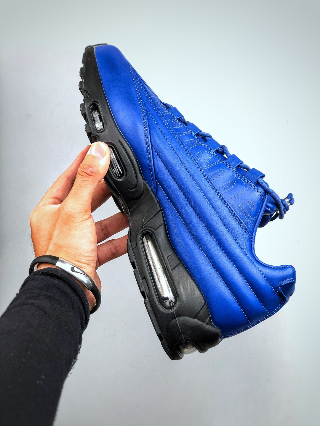 💰400支持放店K NIKE AIR MAX 95  LUX /SUPREME  耐克 气垫复古慢跑百搭鞋休闲运动鞋
这双鞋采用前脚掌开窗式气垫 这种设计在当时是前所未有的 鞋带孔的设计灵感来自人体肋骨 而鞋底支撑片则模仿了人体脊柱 甚至每个气垫的气压都有详细的标记 这种设计即使在今天看来 依然充满了科技感 
货号:C10999-400  尺码：40-47（半）