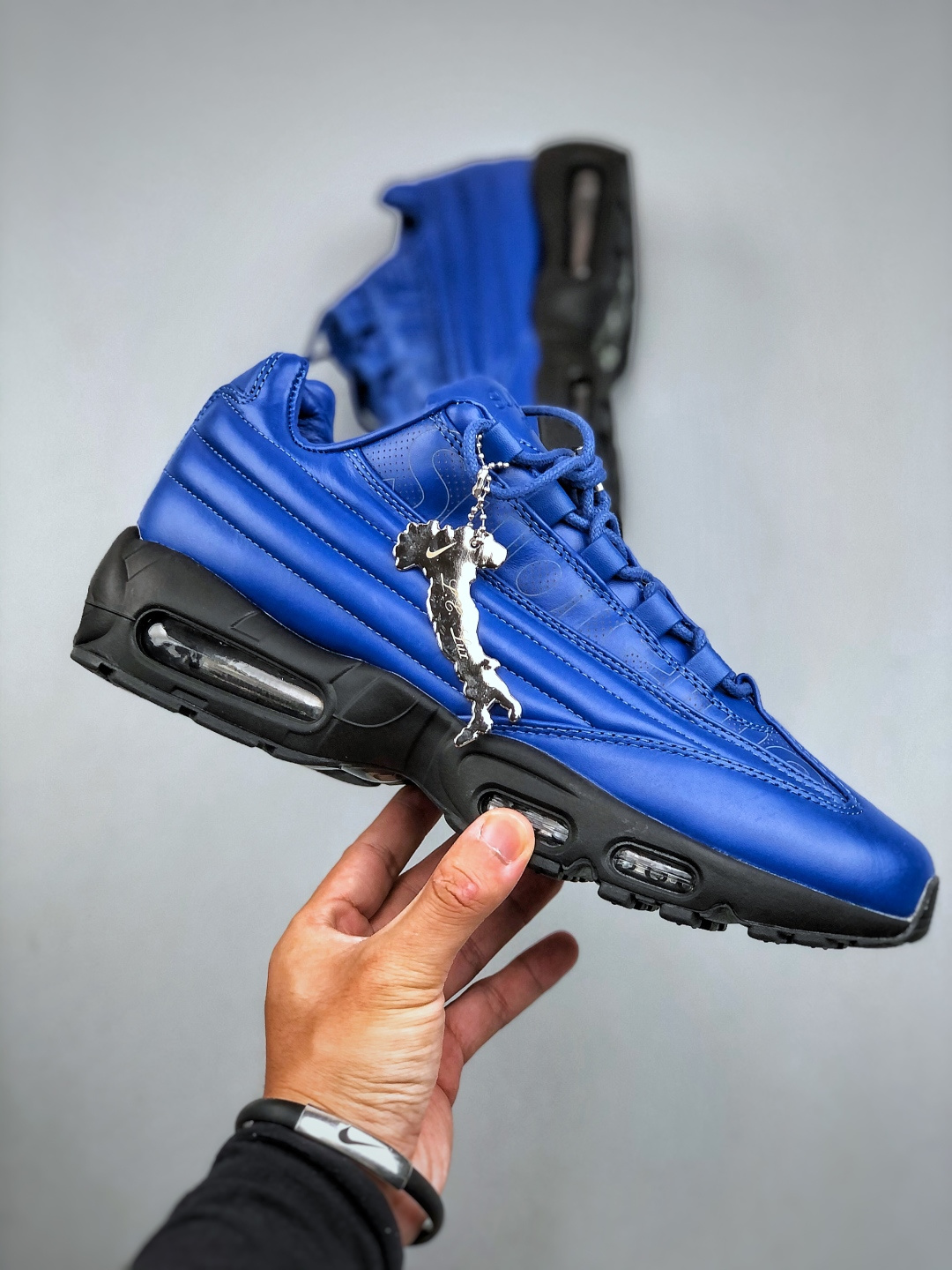 💰400支持放店K NIKE AIR MAX 95  LUX /SUPREME  耐克 气垫复古慢跑百搭鞋休闲运动鞋
这双鞋采用前脚掌开窗式气垫 这种设计在当时是前所未有的 鞋带孔的设计灵感来自人体肋骨 而鞋底支撑片则模仿了人体脊柱 甚至每个气垫的气压都有详细的标记 这种设计即使在今天看来 依然充满了科技感 
货号:C10999-400  尺码：40-47（半）