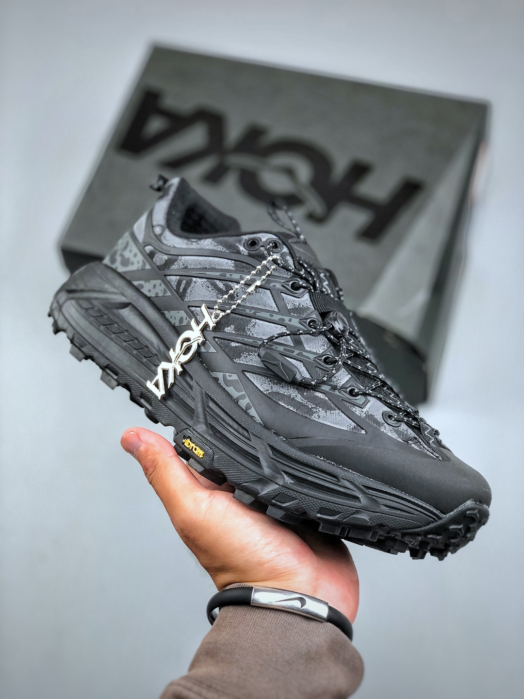 💰290  HOKA ONE ONE U MAFATE THREE 2 玛法特2代 鞋面采用超轻的无缝架构，轻薄的TPU贴在透气的鞋面材料上，减轻重量同时也保证了支撑性。鞋底则采用滚动平衡技术，引导跑者回归自然步态。祖传的神奇EVA材质中底依旧是一如既往地表现优秀，能提供充足的缓震。货号：1162770/ BBNB 尺码：36-45（半）