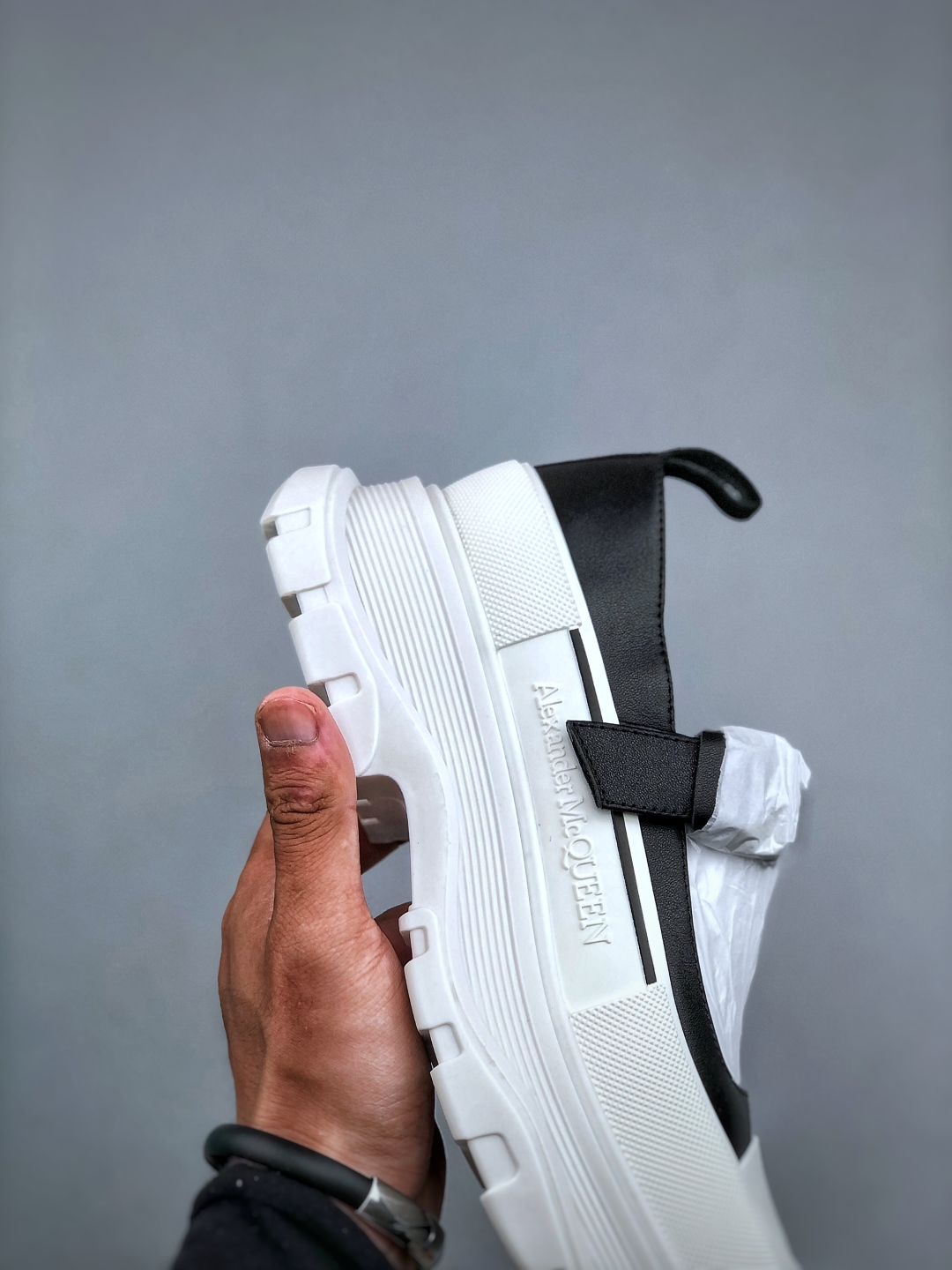 Alexander McQueen Women's White Leather Oversized Platform Sneakers 6 cmp i1755984455962 6920 0 5
